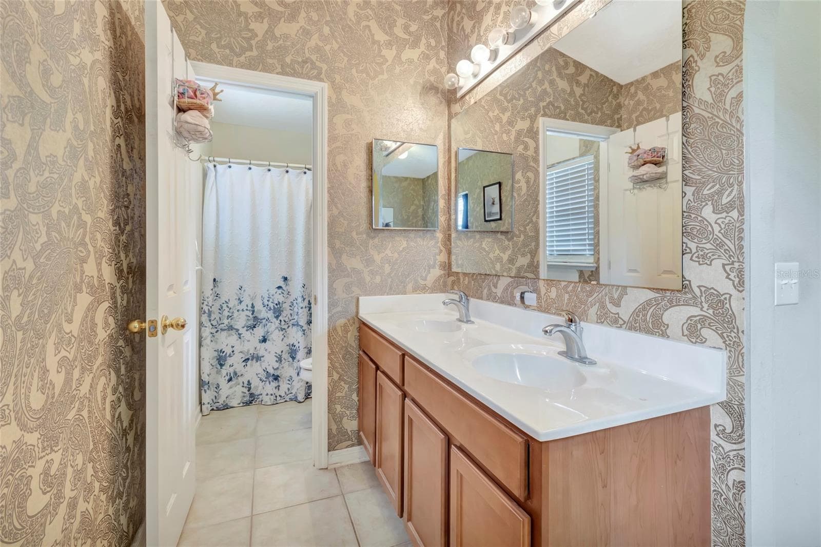 Primary Bathroom Dual Sinks - 216 TRES REYES LN, GROVELAND