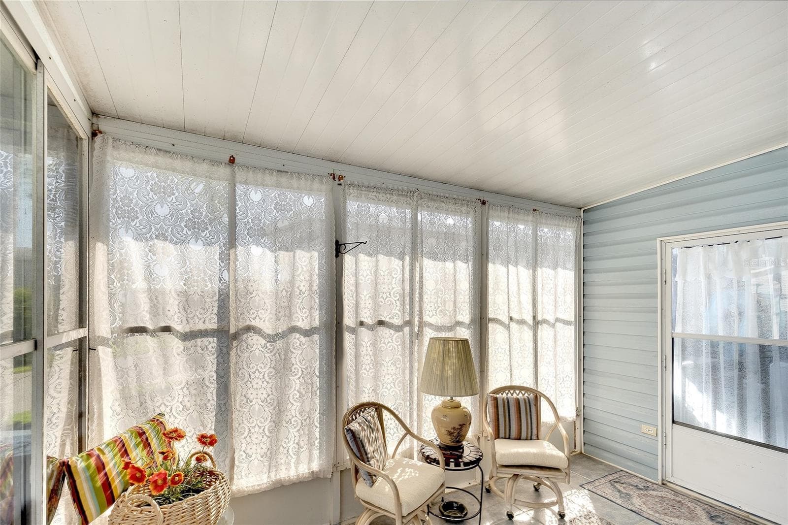 great space to entertain with friends - 2062 CHAMPION ST, SARASOTA