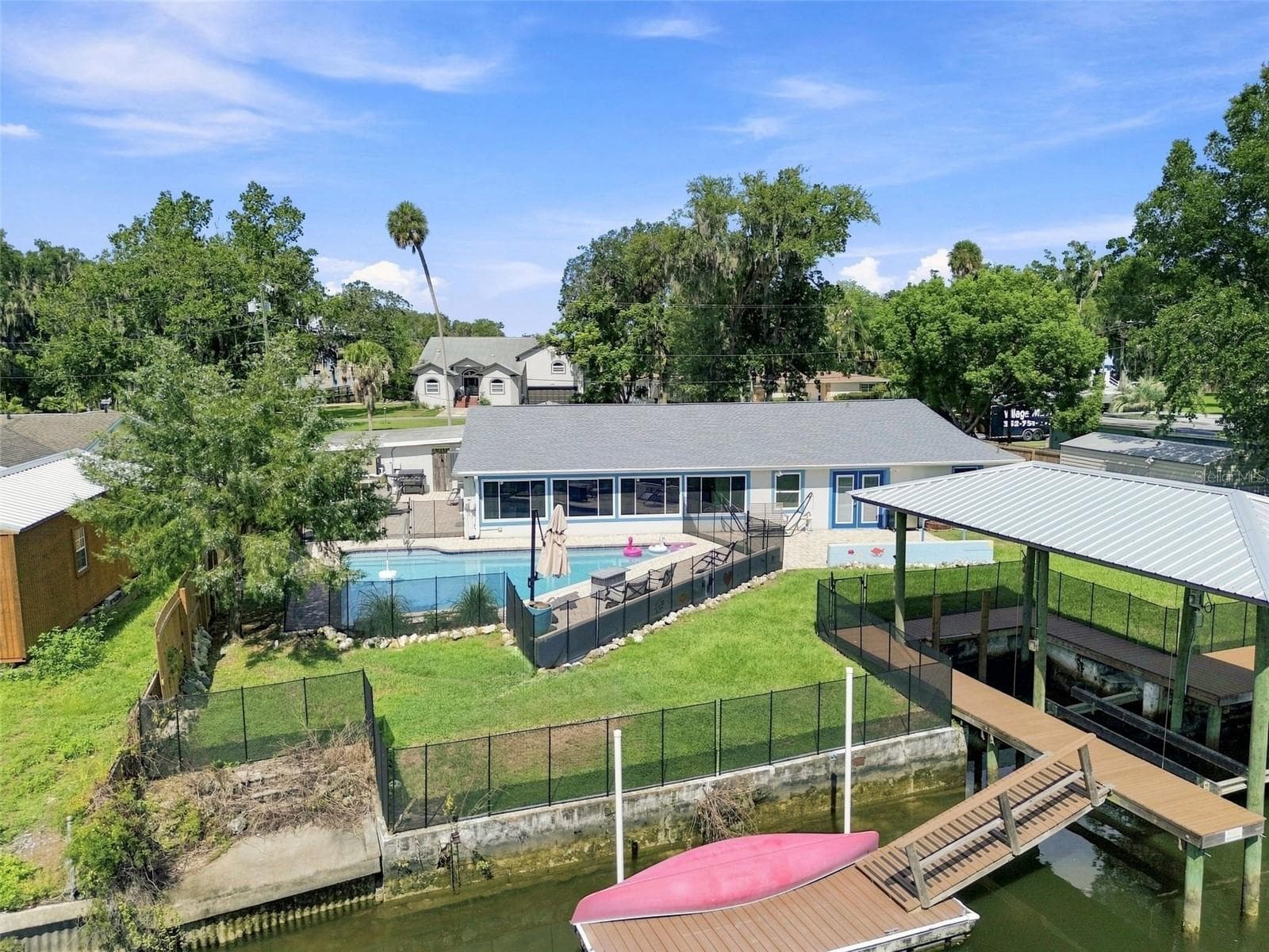 1303 SE KINGS BAY DR