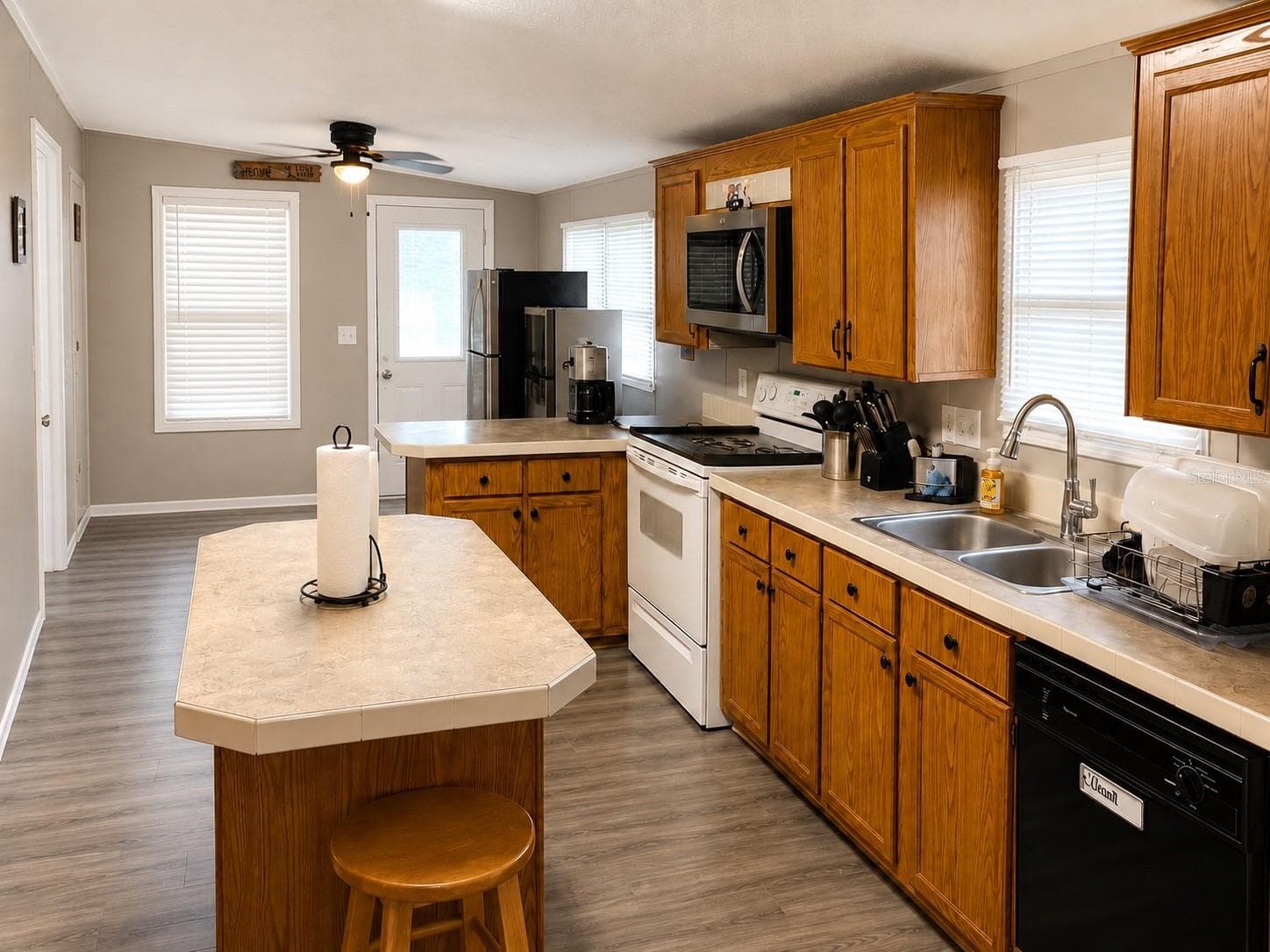 Manufactured Home at 172 E COWPEN LAKE POINT RD, HAWTHORNE, photo 4 of 11
