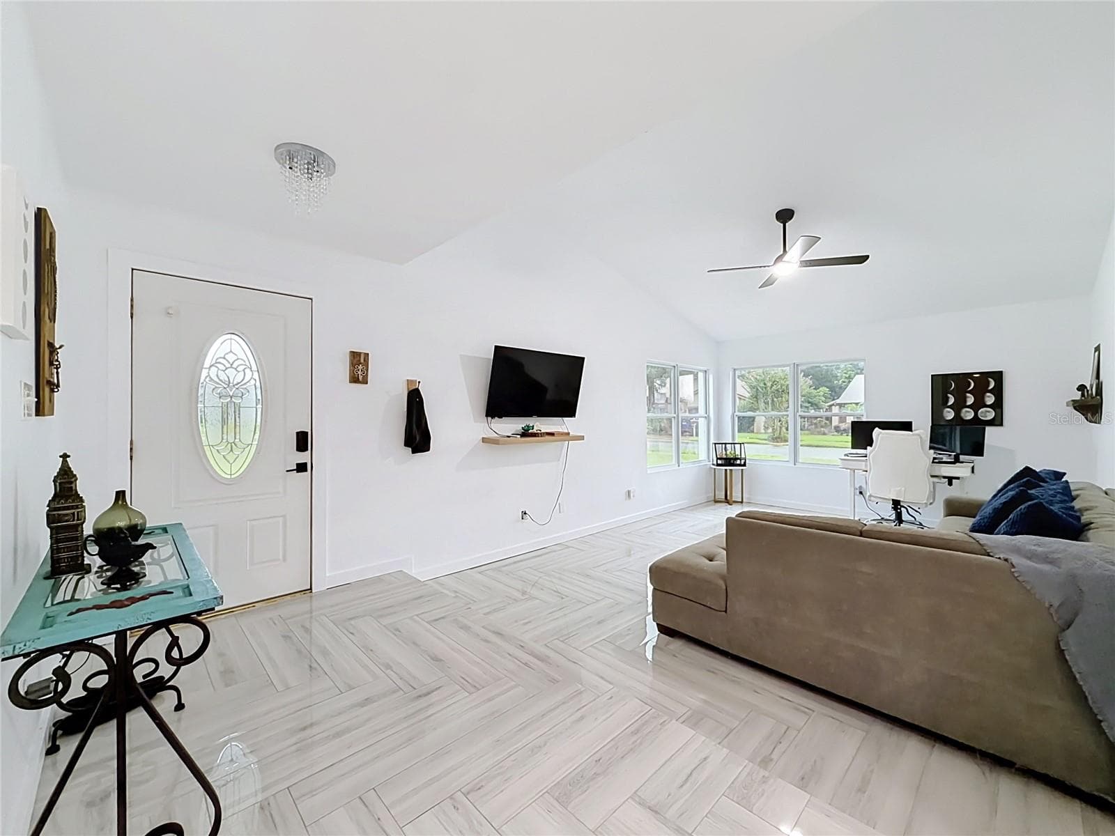 Beautiful porcelain tile throughout home - 635 BONIVIEW LN, ALTAMONTE SPRINGS