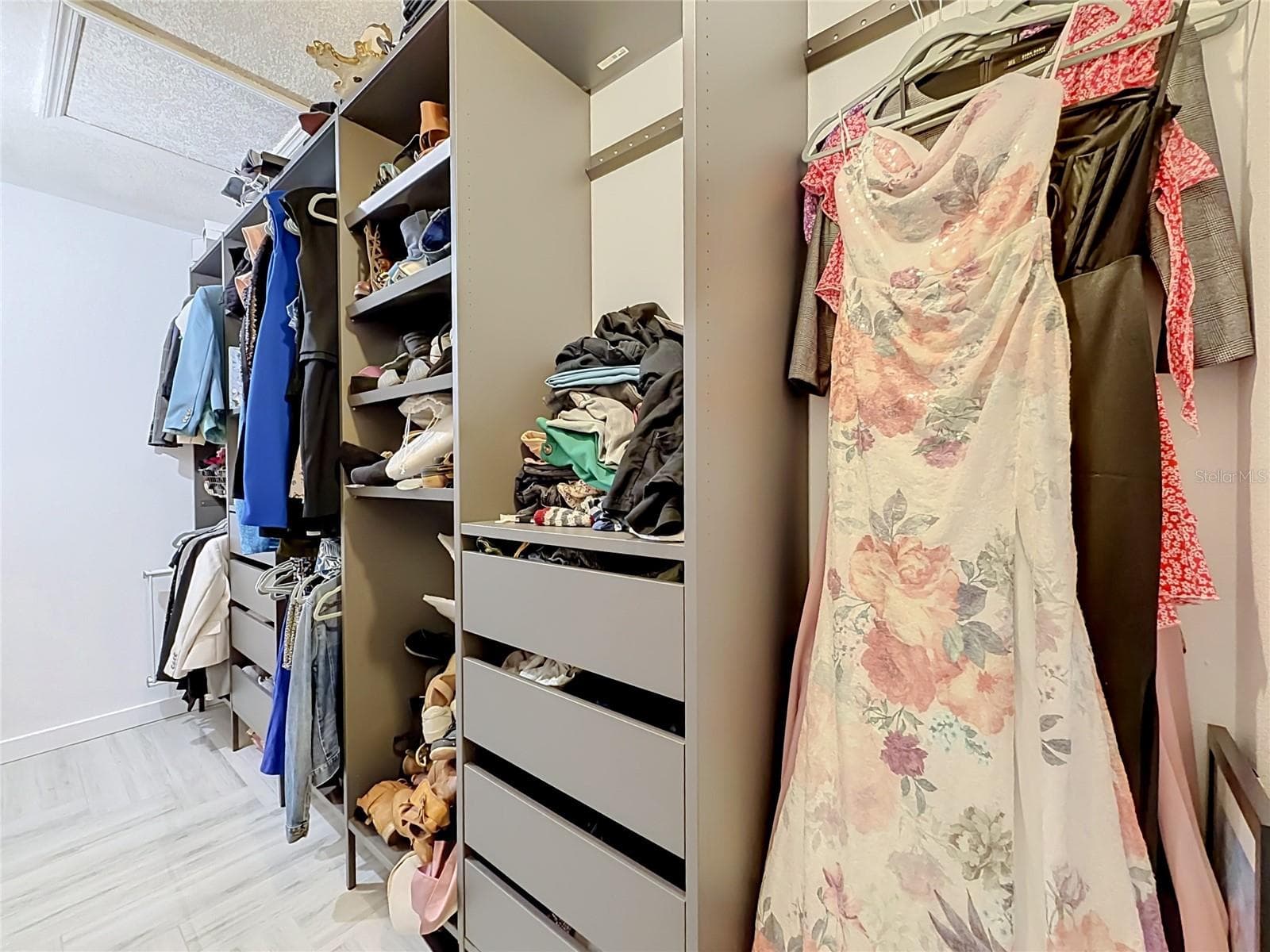 Organize your wardrobe in Primary bedroom walk in closet - 635 BONIVIEW LN, ALTAMONTE SPRINGS