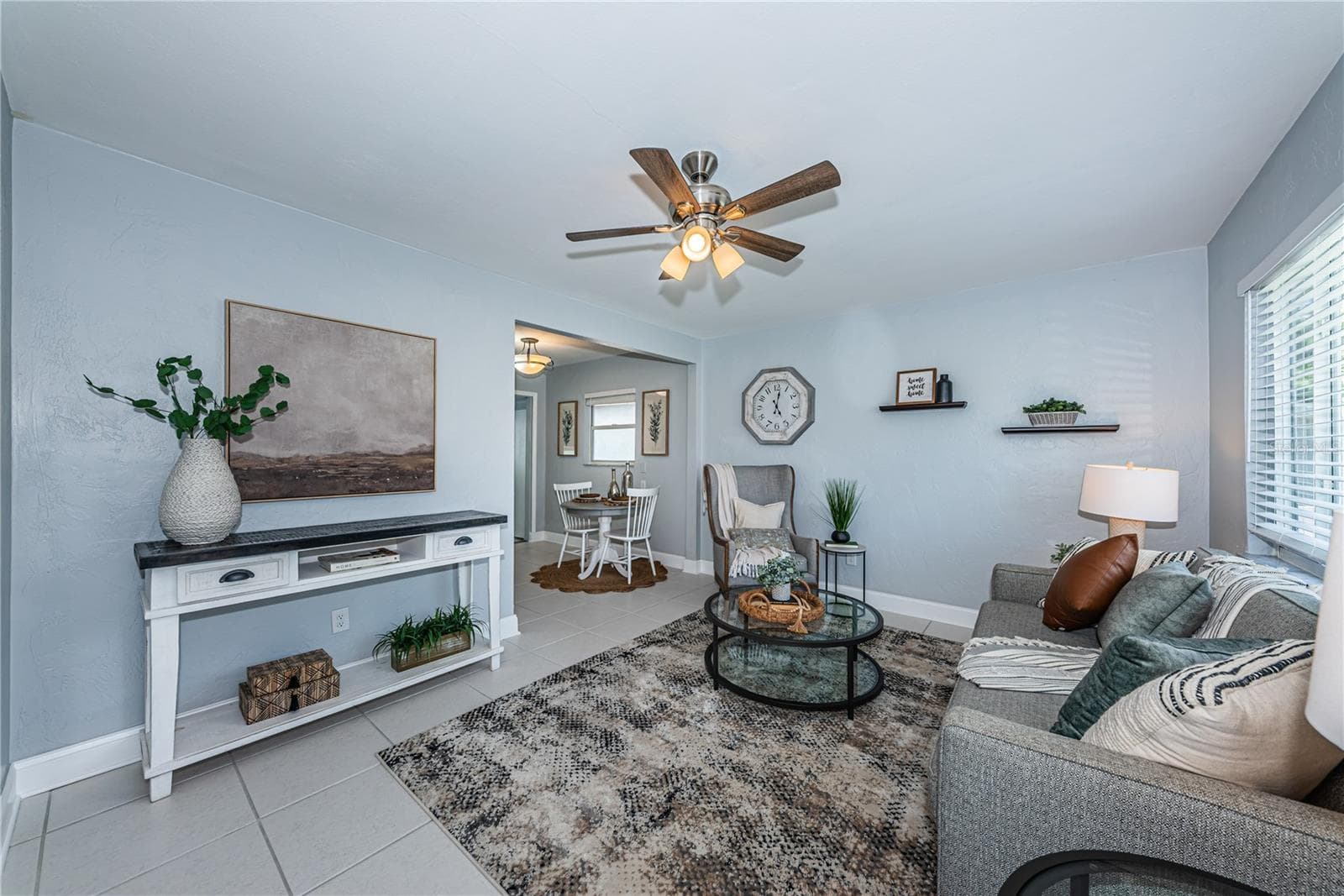 Spacious 17.5’x12.4’ Living Room - 262 40 AVE NE, ST PETERSBURG