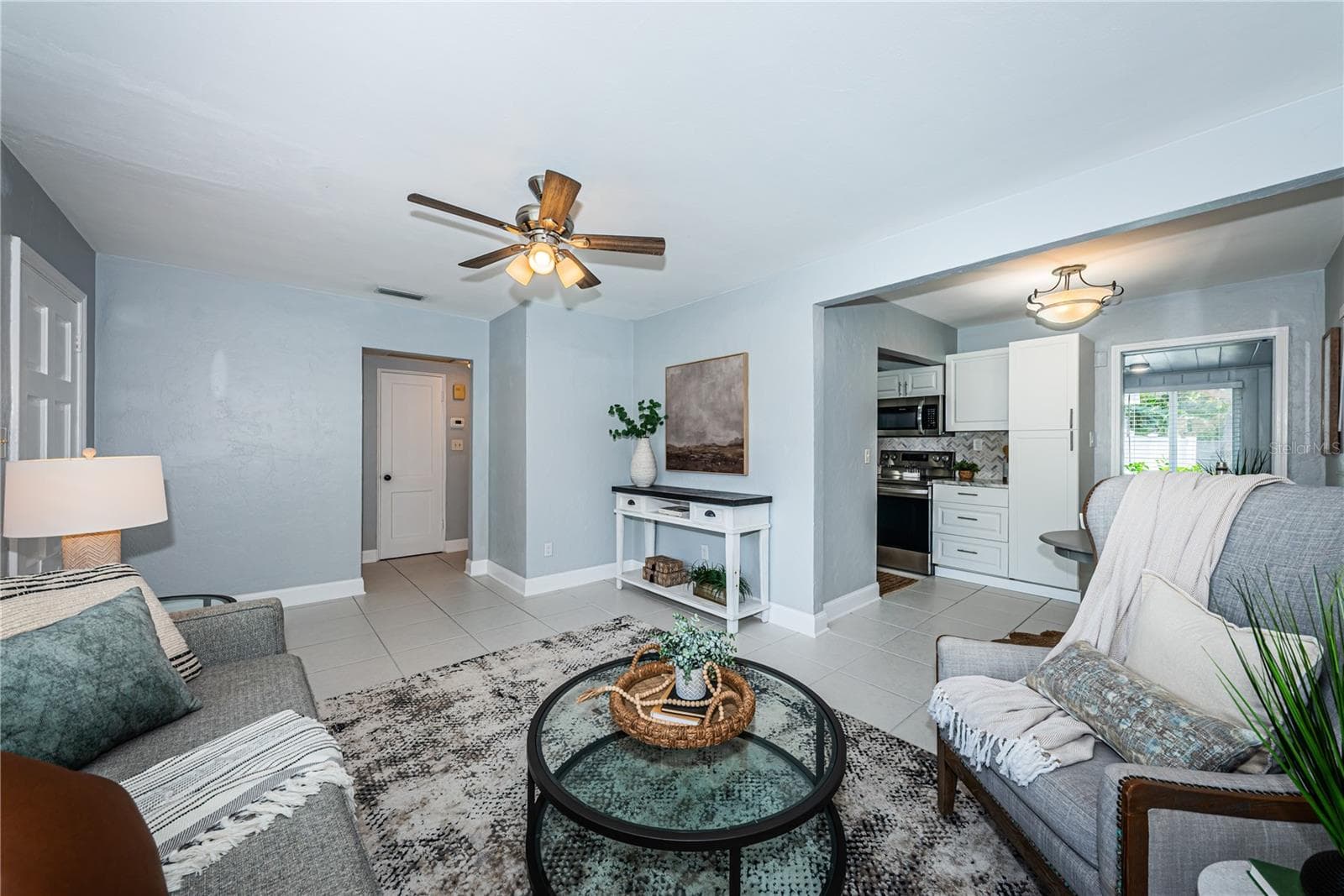 Spacious 17.5’x12.4’ Living Room - 262 40 AVE NE, ST PETERSBURG