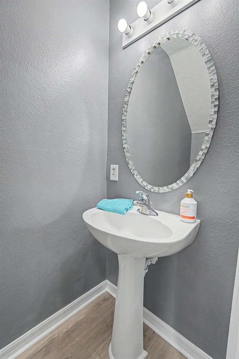 1/2 bath - 2214 GOLDEN OAK LN, VALRICO