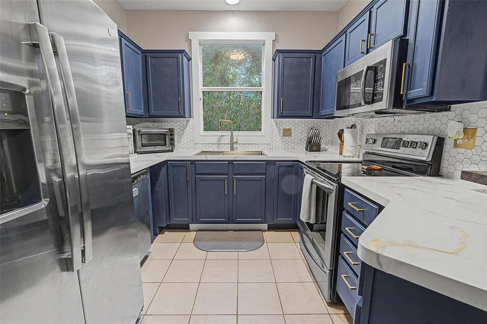 kitchen - 2214 GOLDEN OAK LN, VALRICO