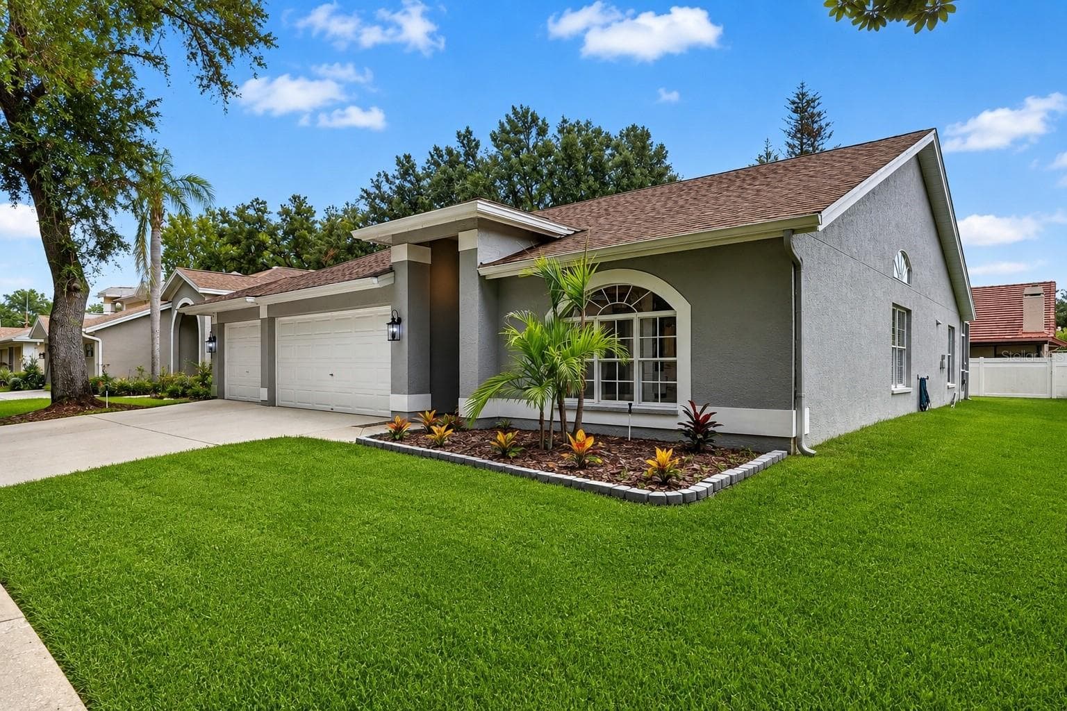 Single Family Residence at 17721 HAMPSHIRE OAK DR, TAMPA, photo 2 of 35