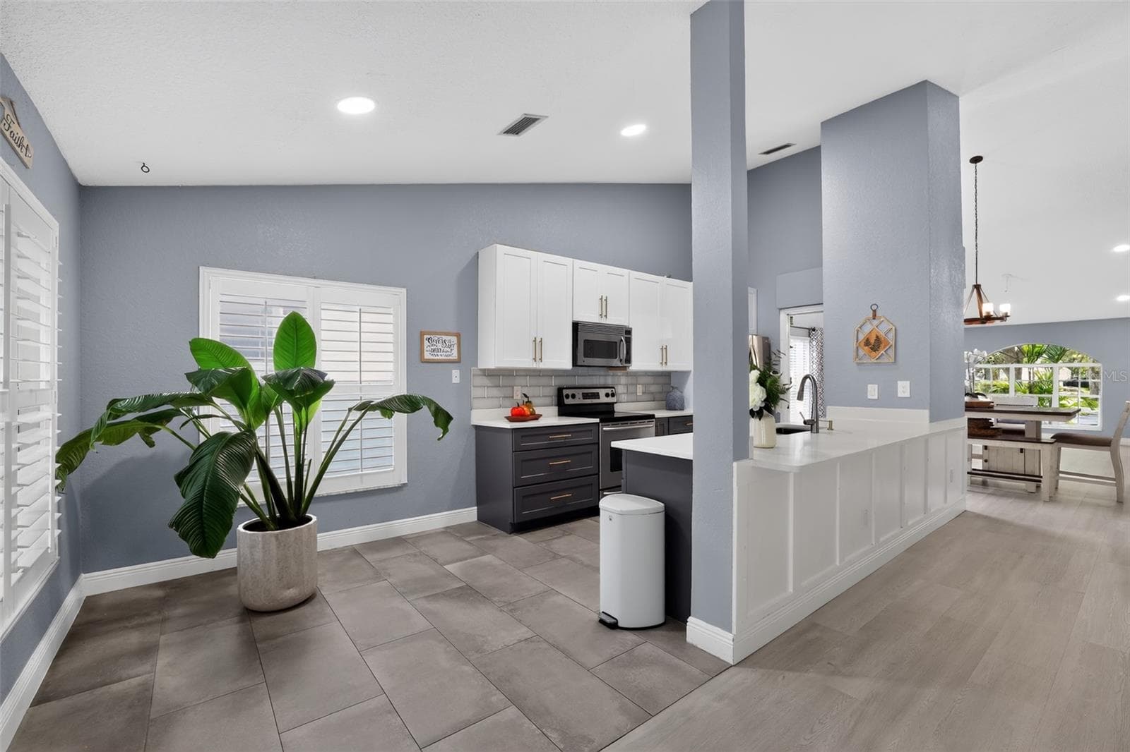 Single Family Residence at 17721 HAMPSHIRE OAK DR, TAMPA, photo 6 of 35
