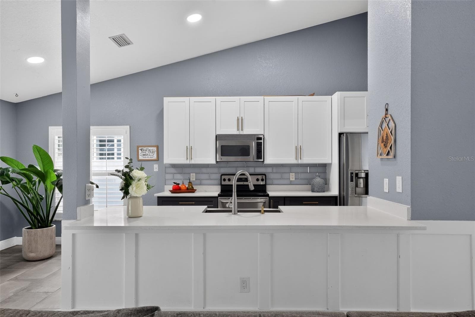 Single Family Residence at 17721 HAMPSHIRE OAK DR, TAMPA, photo 8 of 35