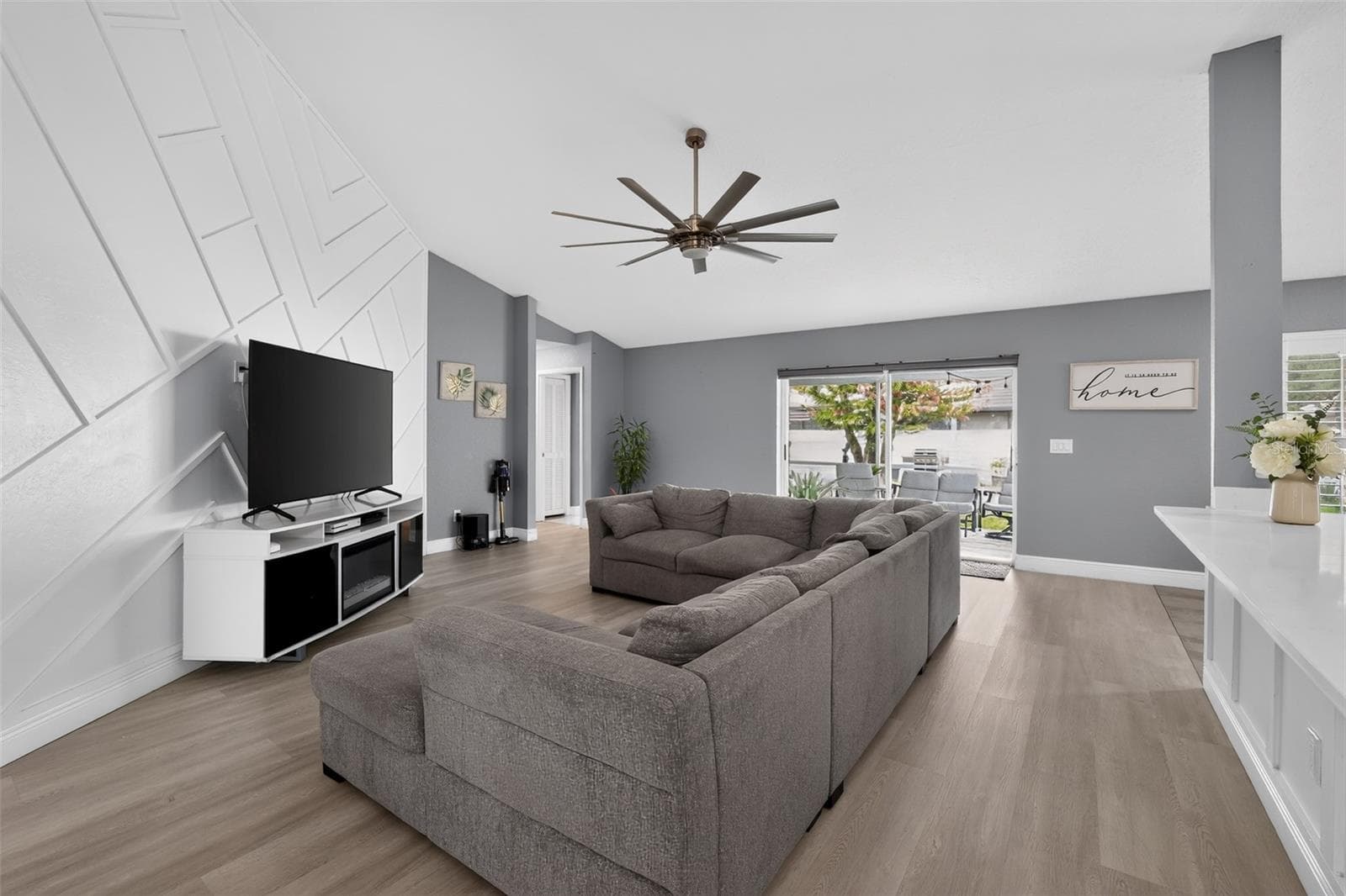 Single Family Residence at 17721 HAMPSHIRE OAK DR, TAMPA, photo 10 of 35
