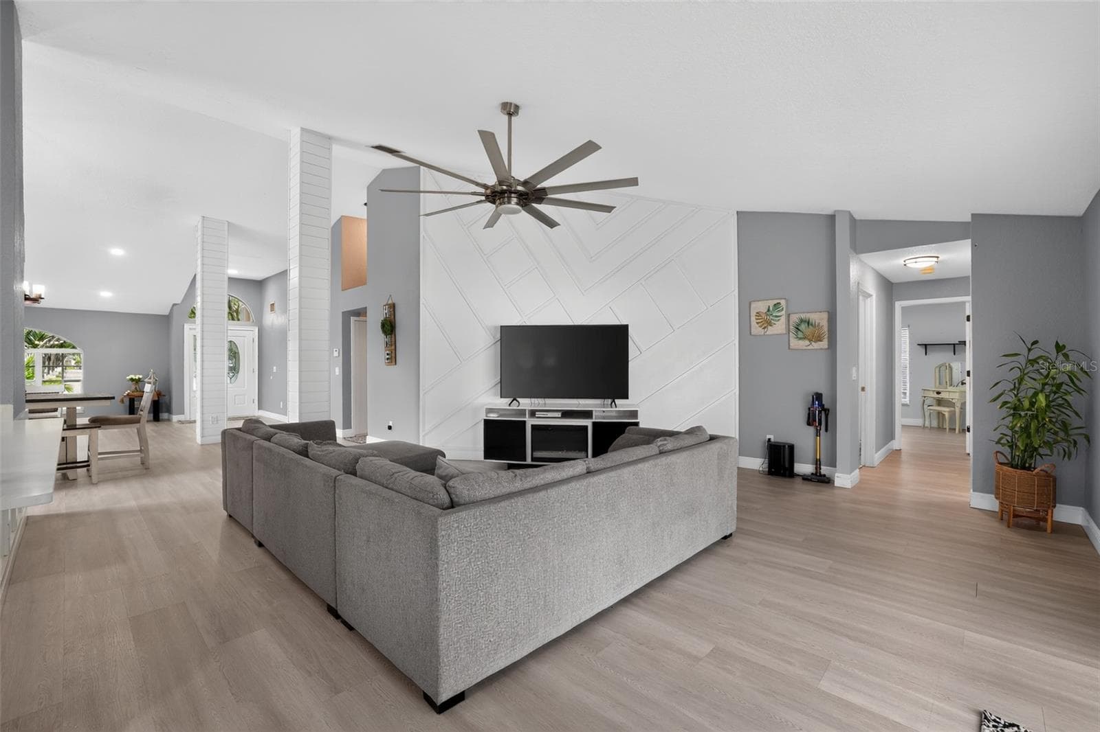 Single Family Residence at 17721 HAMPSHIRE OAK DR, TAMPA, photo 11 of 35