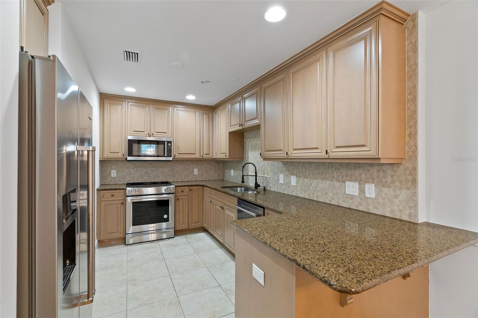 Townhouse at 300 BEACH DR NE #309, ST PETERSBURG, photo 8 of 41