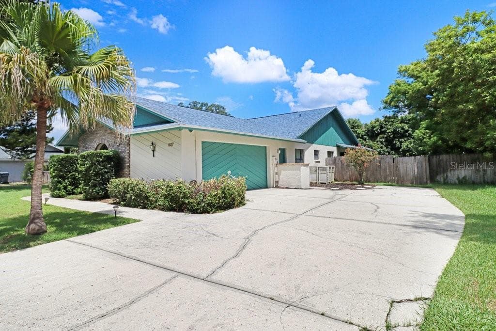 2 Car Garage - 507 SPORTSMAN PARK DR, SEFFNER