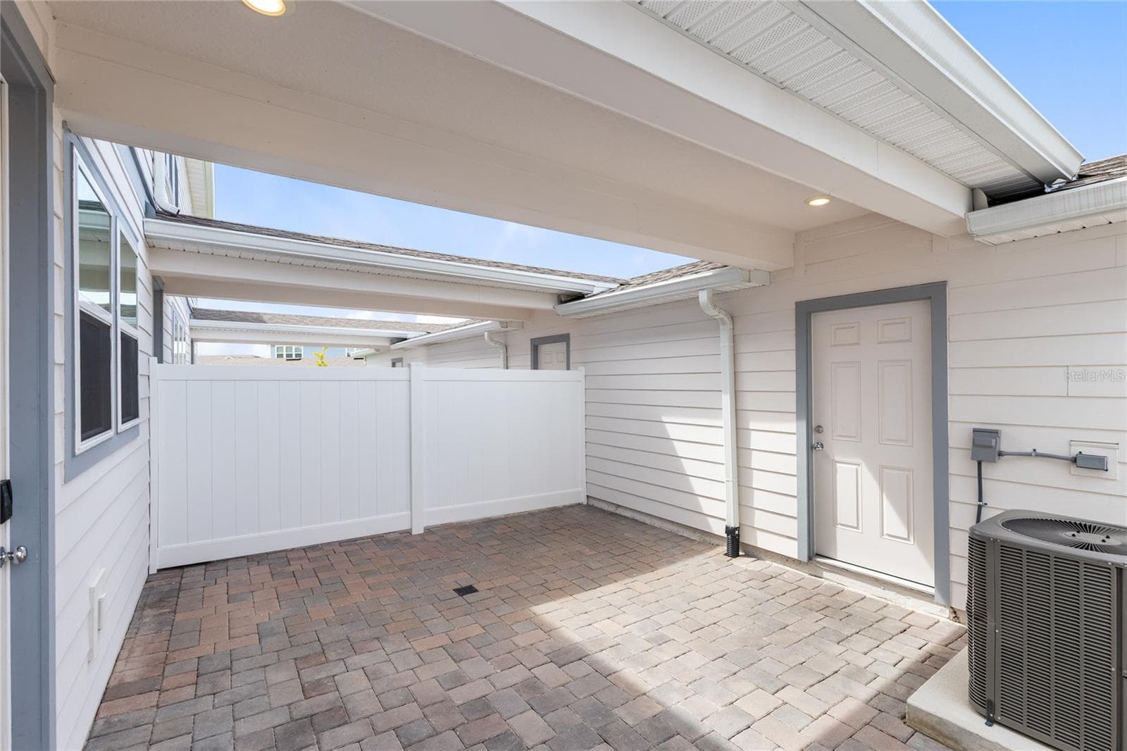 Courtyard to garage. - 14376 SAPELO BEACH DR, ORLANDO
