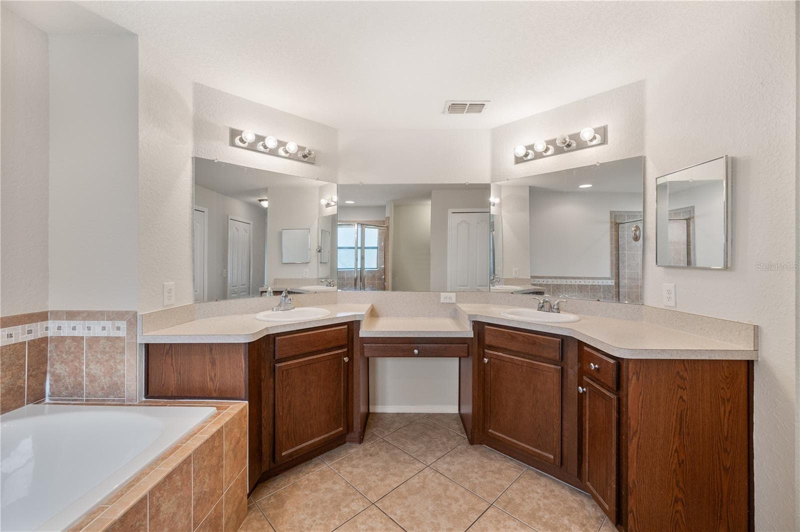 Single Family Residence at 7019 HEATHERBROOK DR, LAKELAND, photo 20 of 39