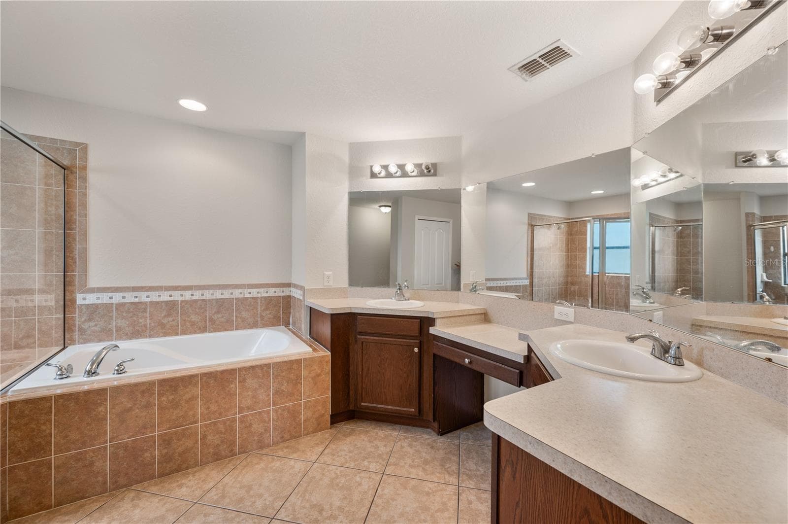 Single Family Residence at 7019 HEATHERBROOK DR, LAKELAND, photo 21 of 39