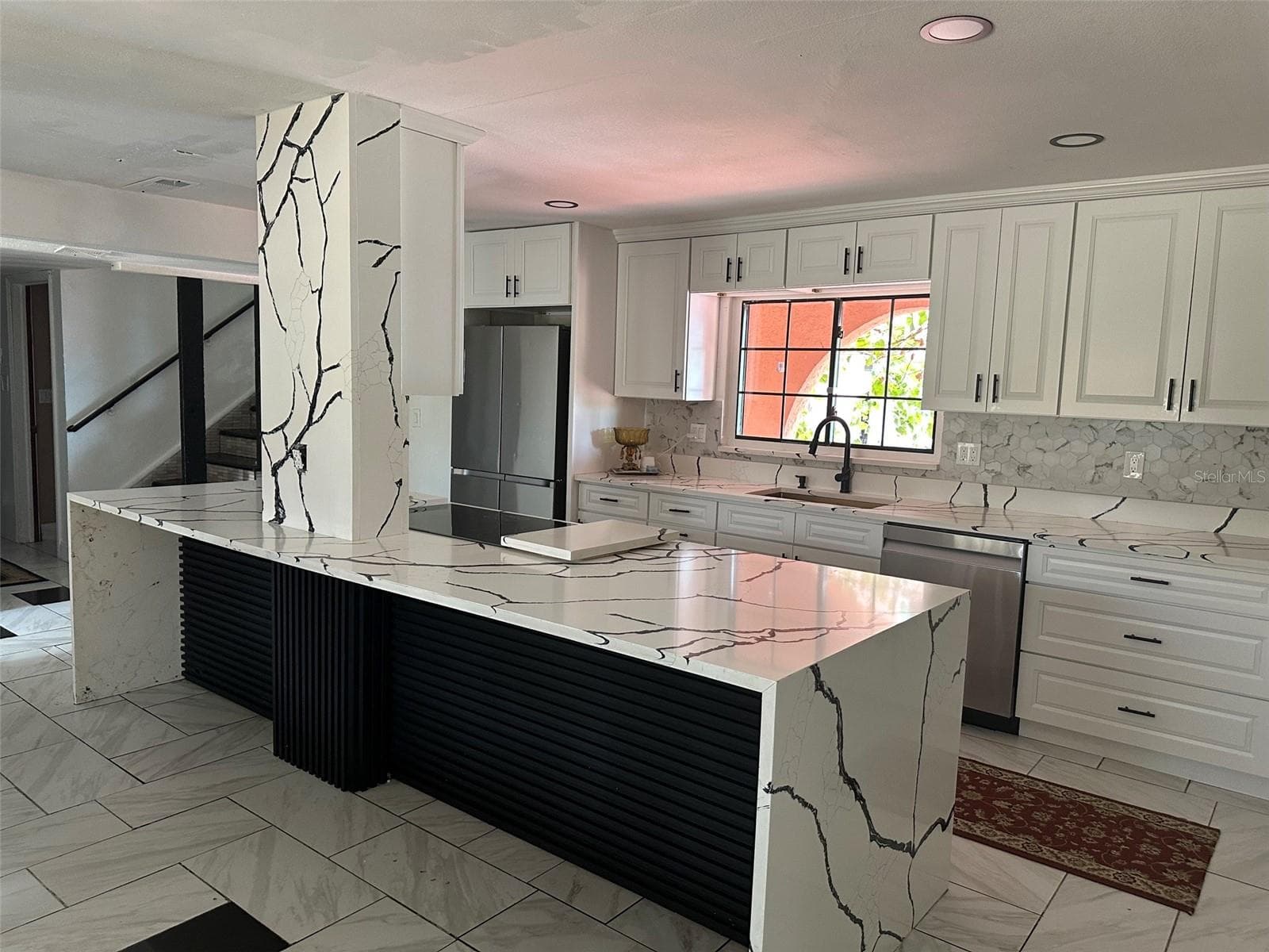 ISLAND WITH SITTING AREA - 1238 FLOTILLA DR, HOLIDAY