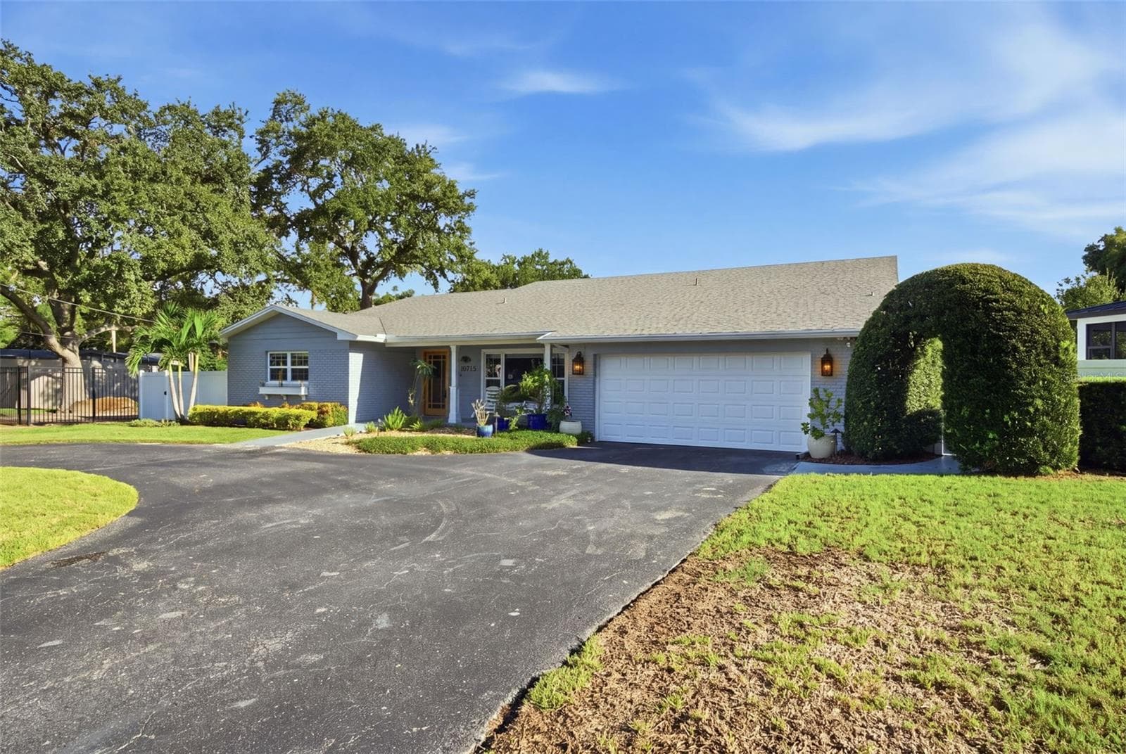 Single Family Residence at 10715 CARROLLWOOD DR, TAMPA, photo 2 of 52