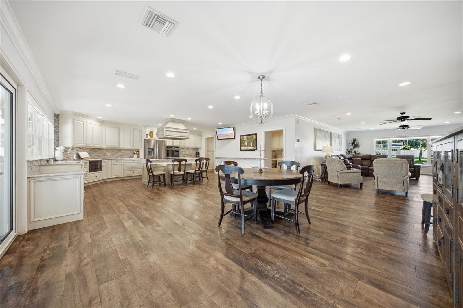Single Family Residence at 10715 CARROLLWOOD DR, TAMPA, photo 9 of 52