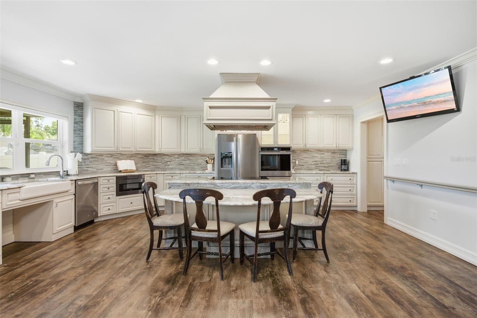 Single Family Residence at 10715 CARROLLWOOD DR, TAMPA, photo 10 of 52