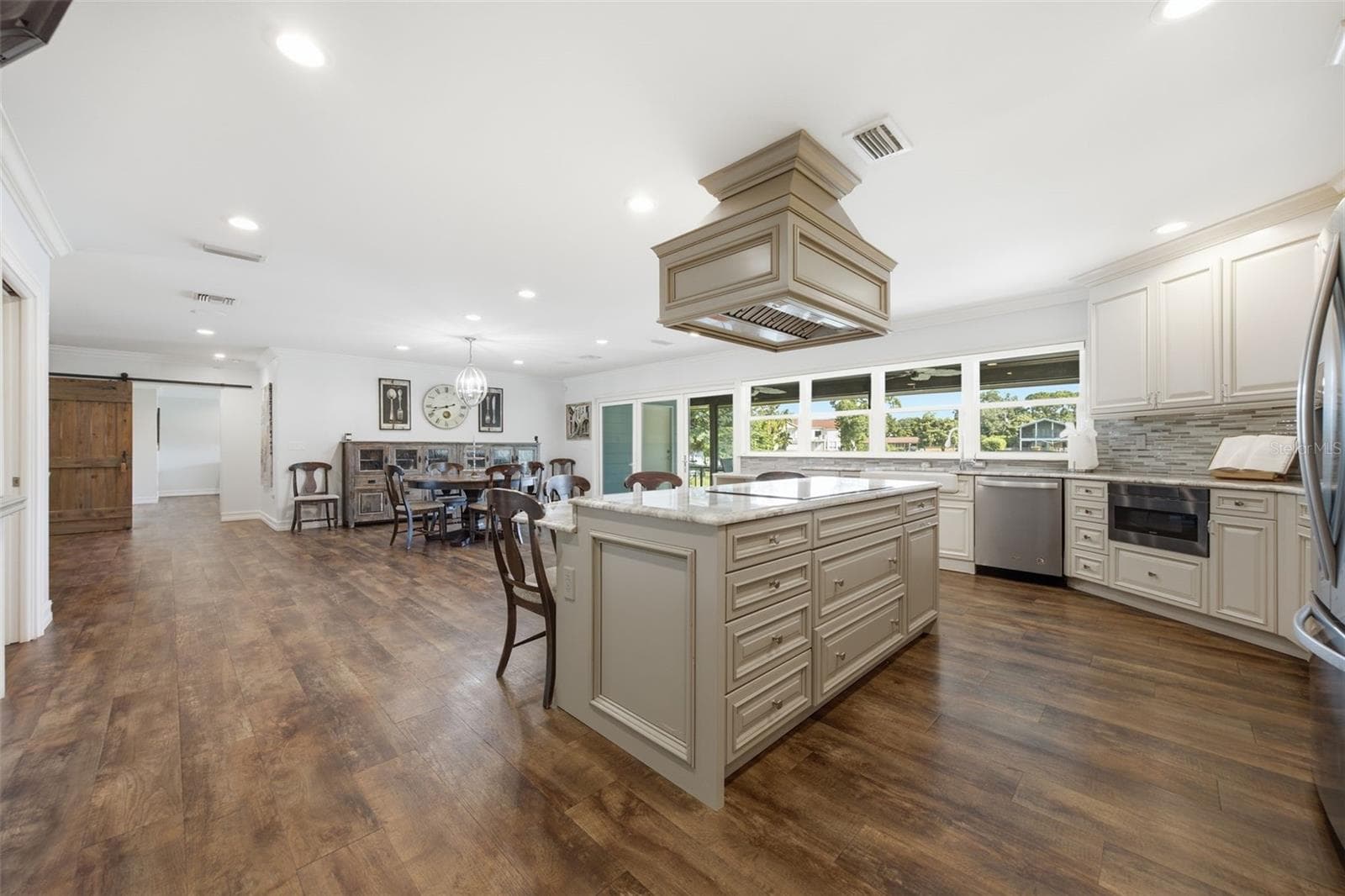 Single Family Residence at 10715 CARROLLWOOD DR, TAMPA, photo 11 of 52