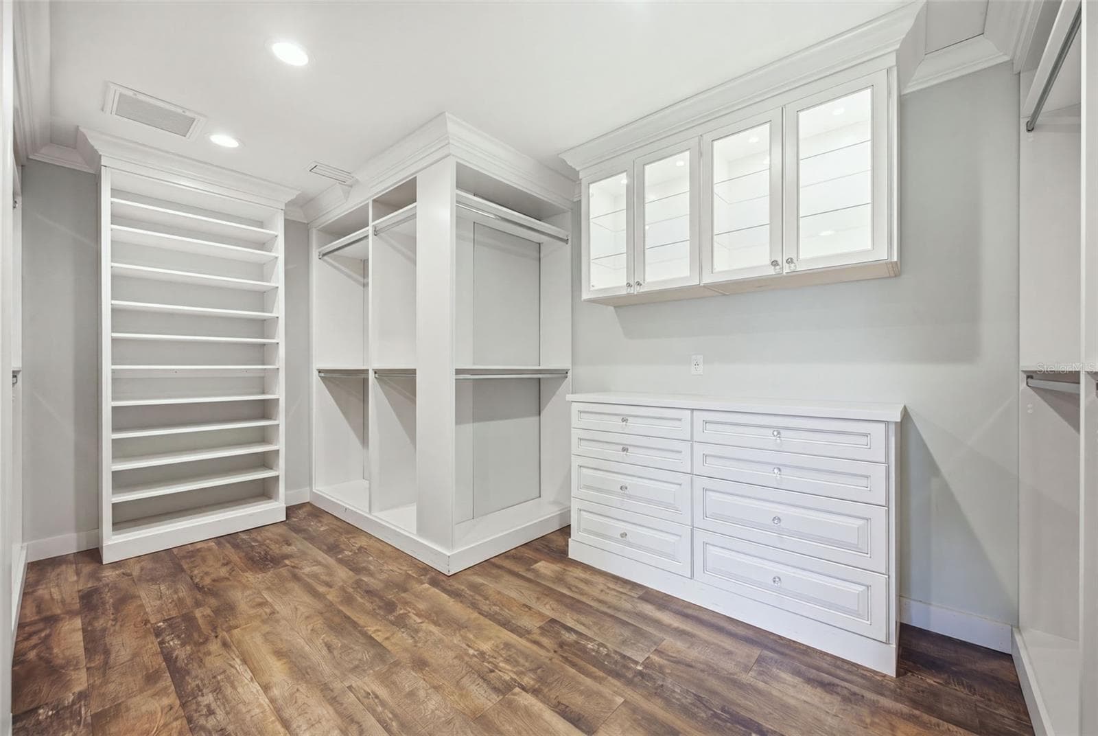 Single Family Residence at 10715 CARROLLWOOD DR, TAMPA, photo 16 of 52