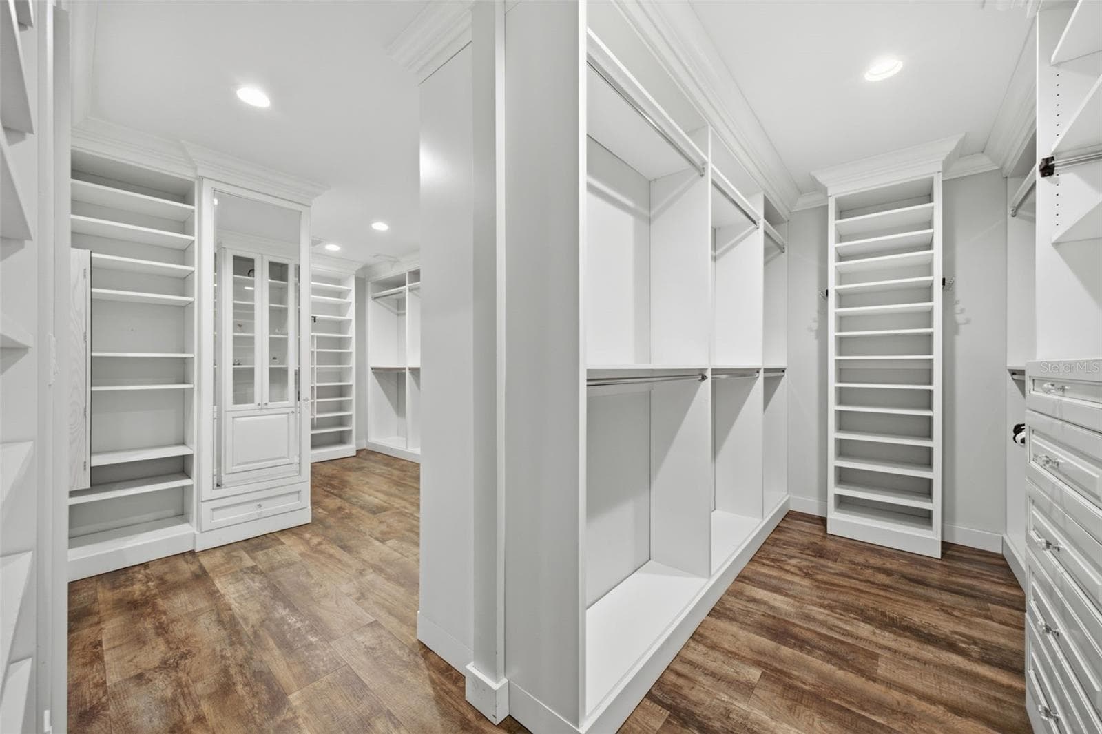 Single Family Residence at 10715 CARROLLWOOD DR, TAMPA, photo 17 of 52