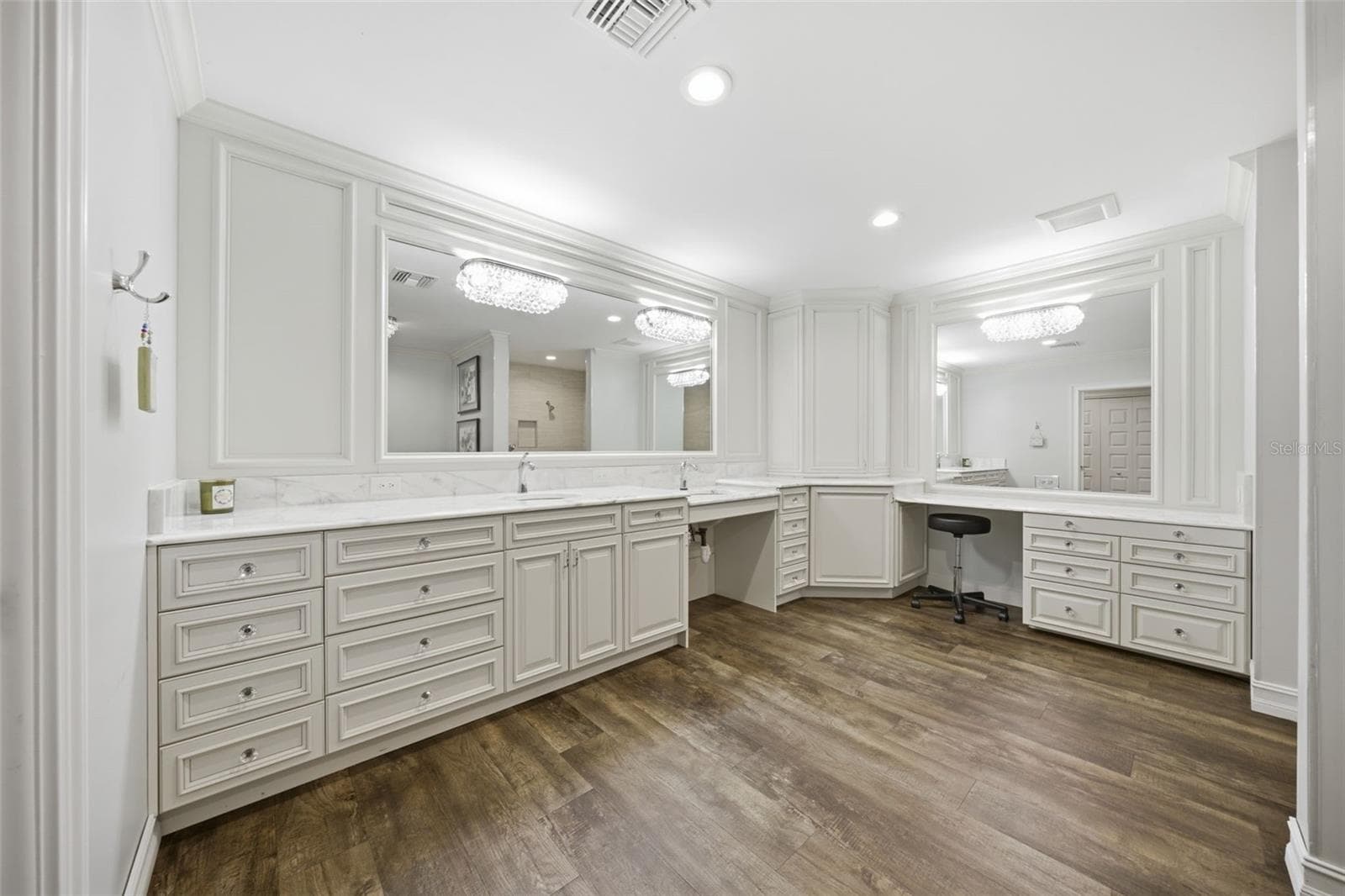 Single Family Residence at 10715 CARROLLWOOD DR, TAMPA, photo 18 of 52