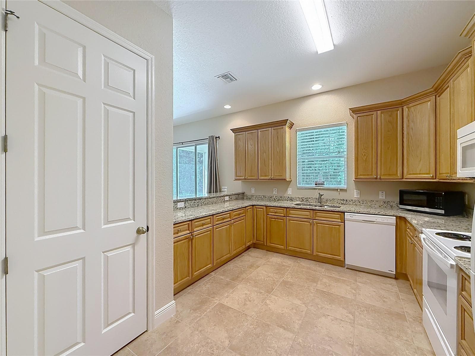 Single Family Residence at 10620 NE 104TH CIR, OXFORD, photo 22 of 67