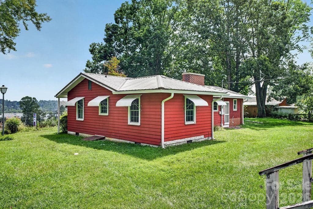 Rear view of the 2 bedroom cottage - 2409 Lucas Street, Hendersonville