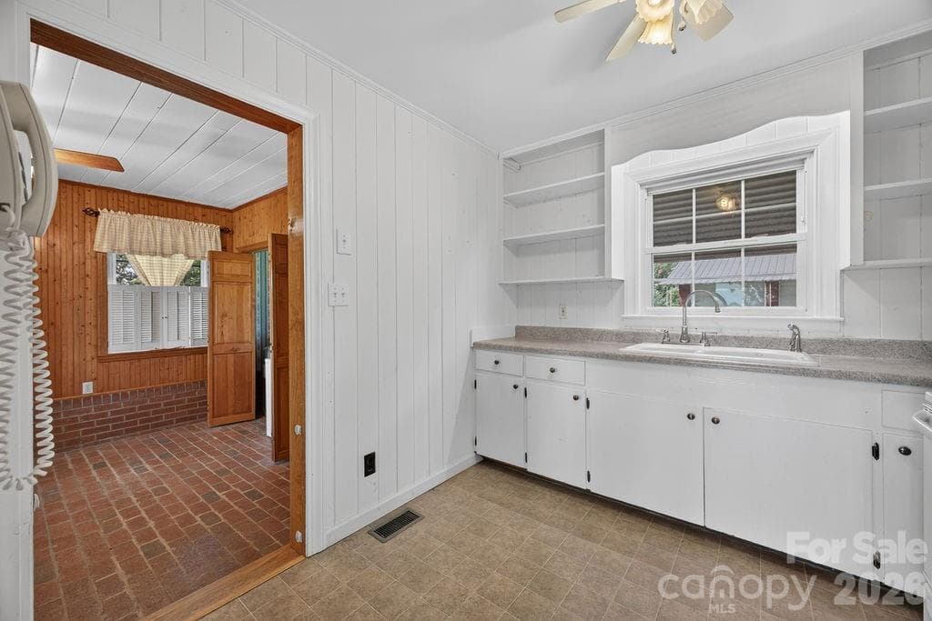 Single Family Residence at 2409 Lucas Street, Hendersonville, photo 18 of 35