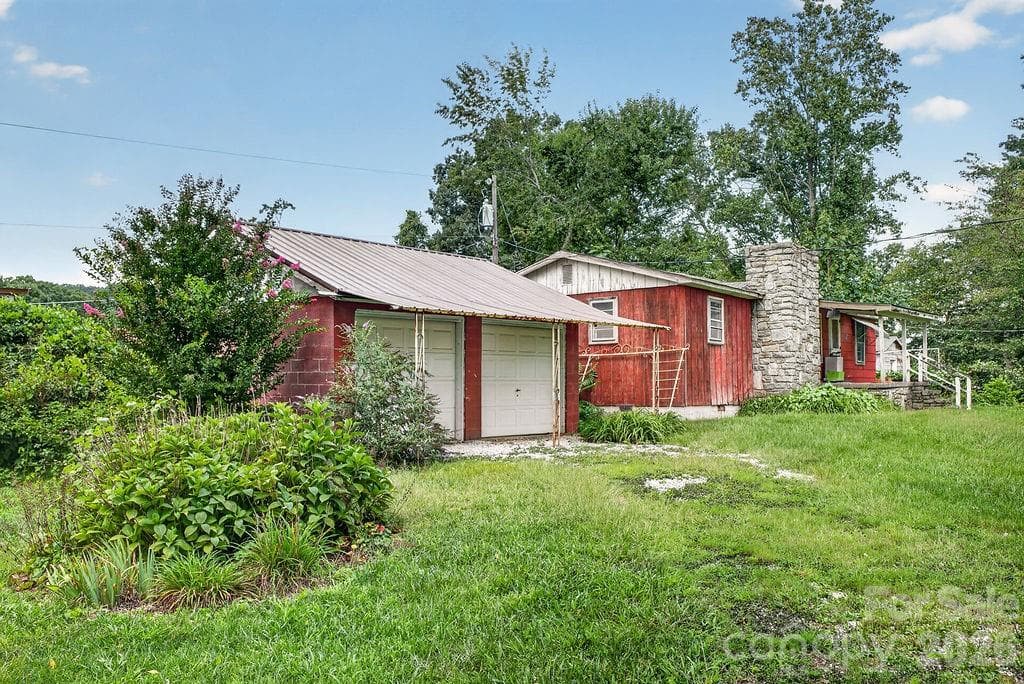 Detached garage - 2409 Lucas Street, Hendersonville
