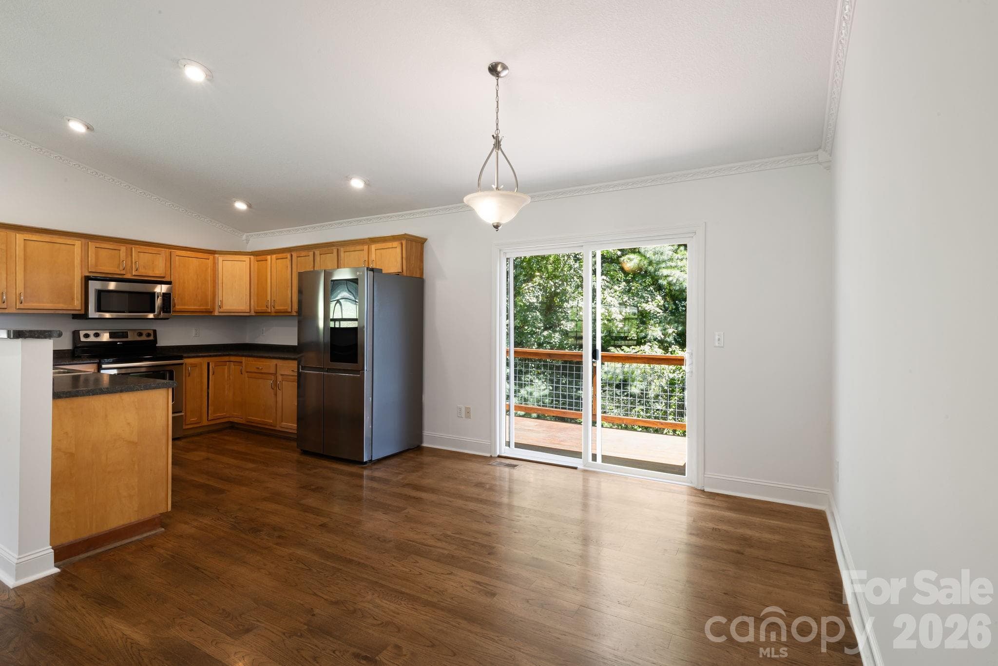 Living room/kitchen with sliding doors to the large porch - 184 Scarlett Ridge Drive, Marshall