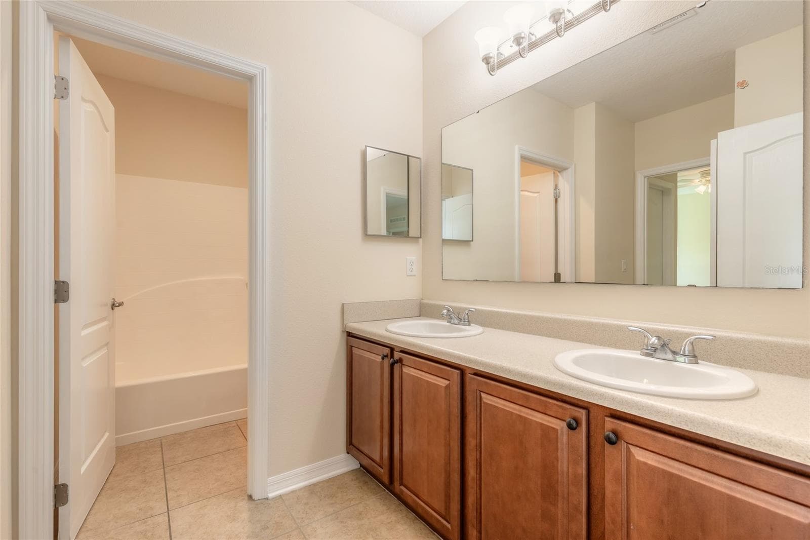 Guest Bath - 3938 SUNSET COVE DR, PORT ORANGE