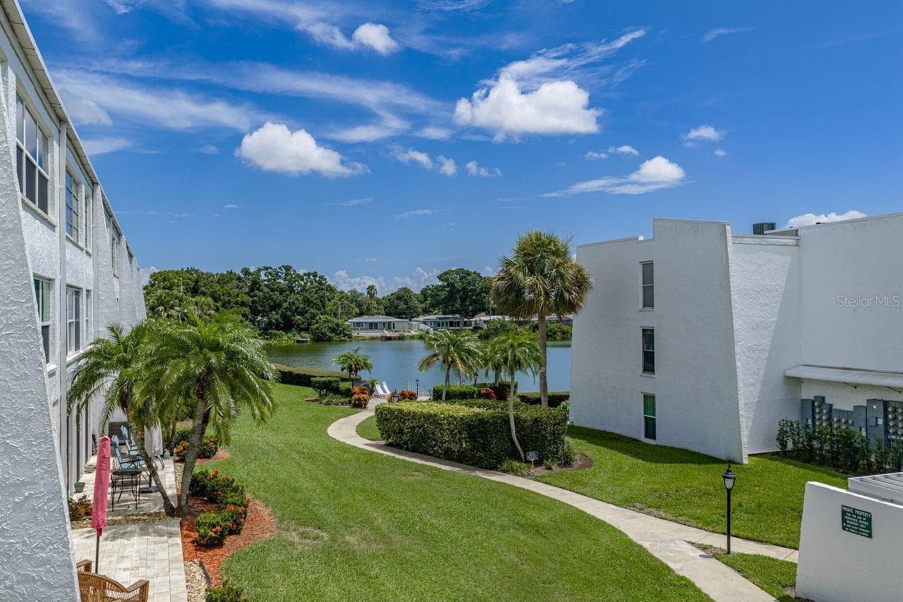 Exceptionally kept landscape and grounds - 1655 S HIGHLAND AVE #I379, CLEARWATER