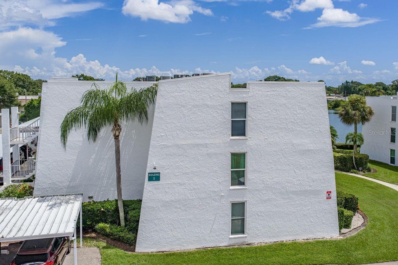 Top floor end condo - 1655 S HIGHLAND AVE #I379, CLEARWATER