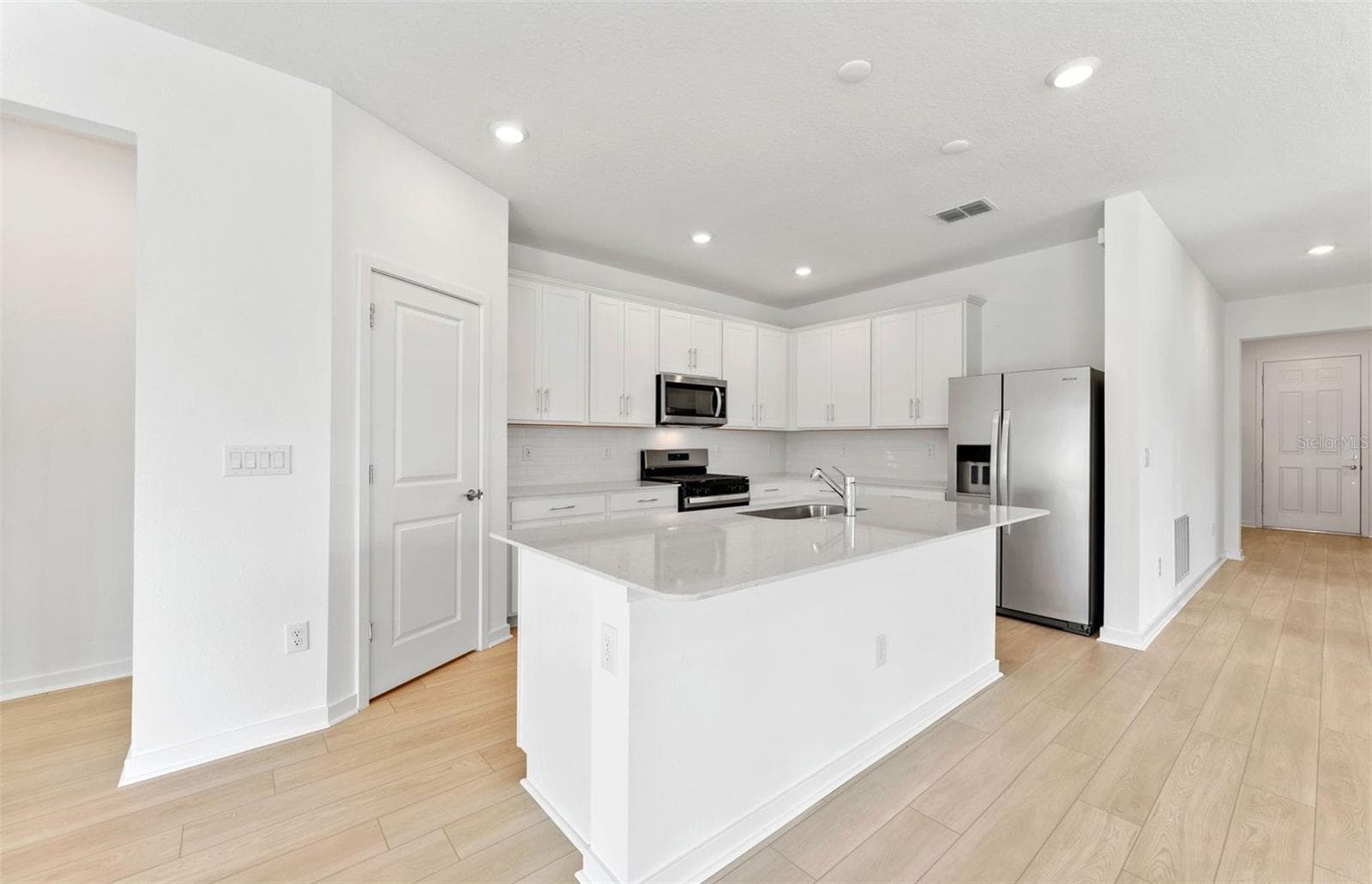 Stylish Kitchen - 37405 CLINCH CIR, ZEPHYRHILLS