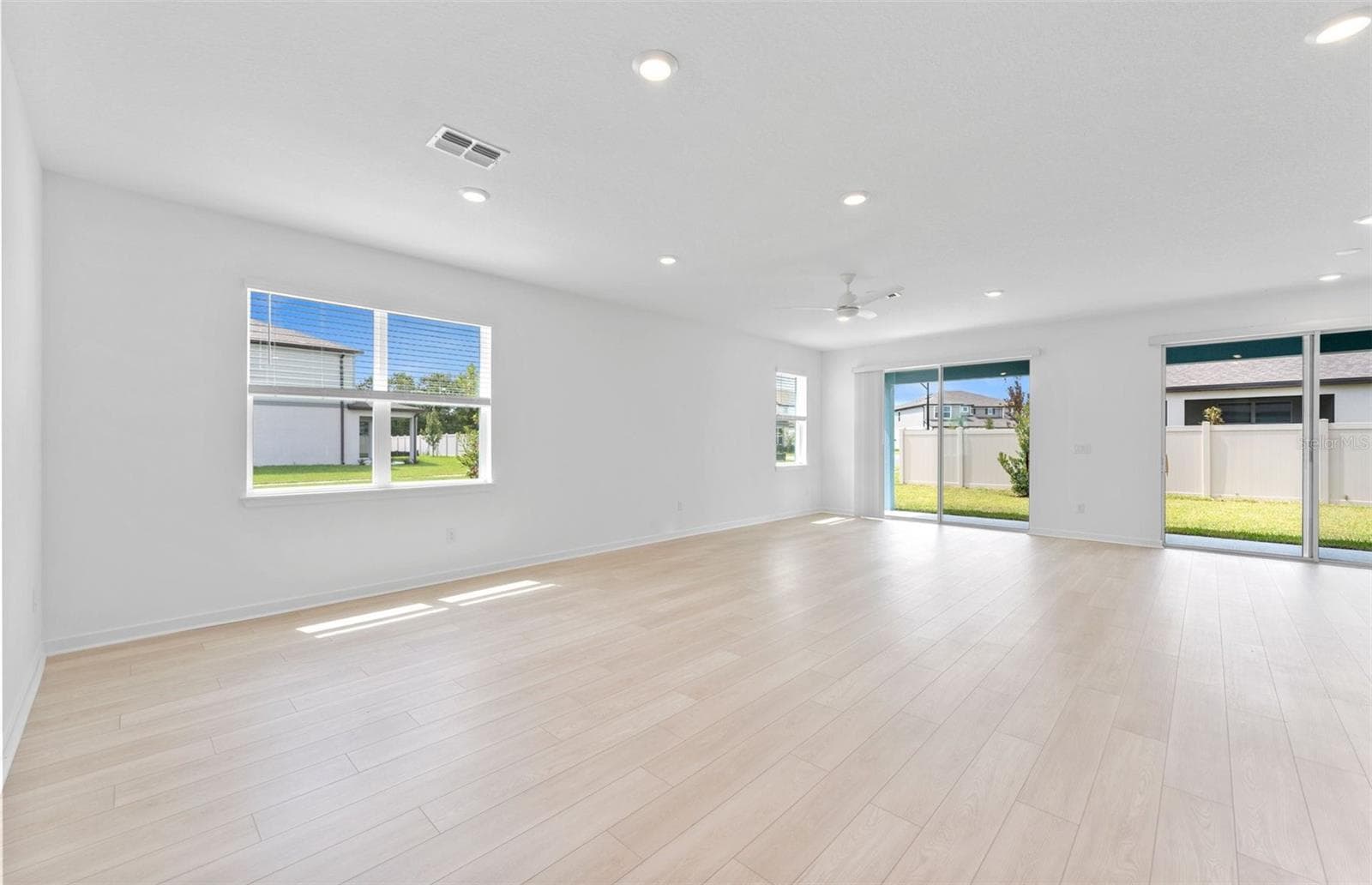 Spacious Gathering Room - 37405 CLINCH CIR, ZEPHYRHILLS