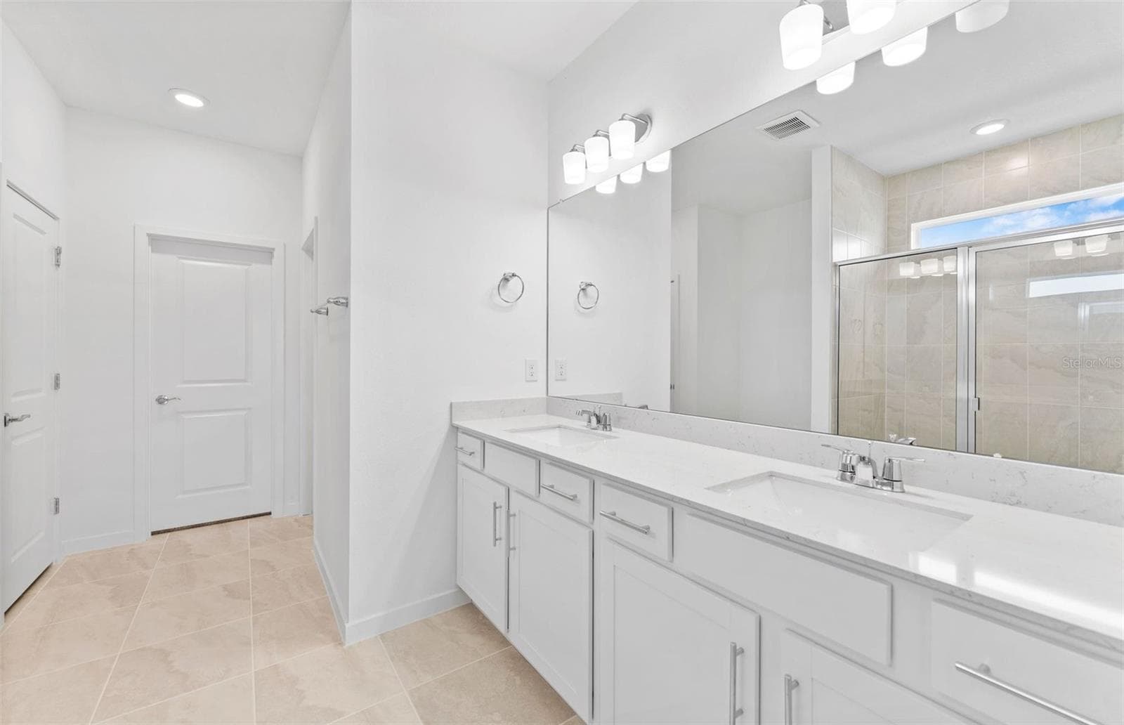 Owner's Bath w/Dual Sinks - 37405 CLINCH CIR, ZEPHYRHILLS