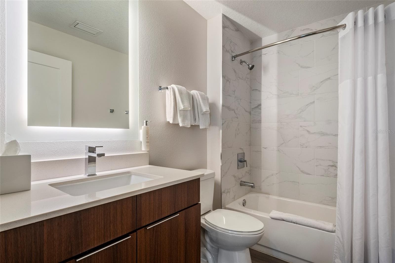 Guest Bath #3 off hallway - 14501 GROVE RESORT AVE #2542, WINTER GARDEN