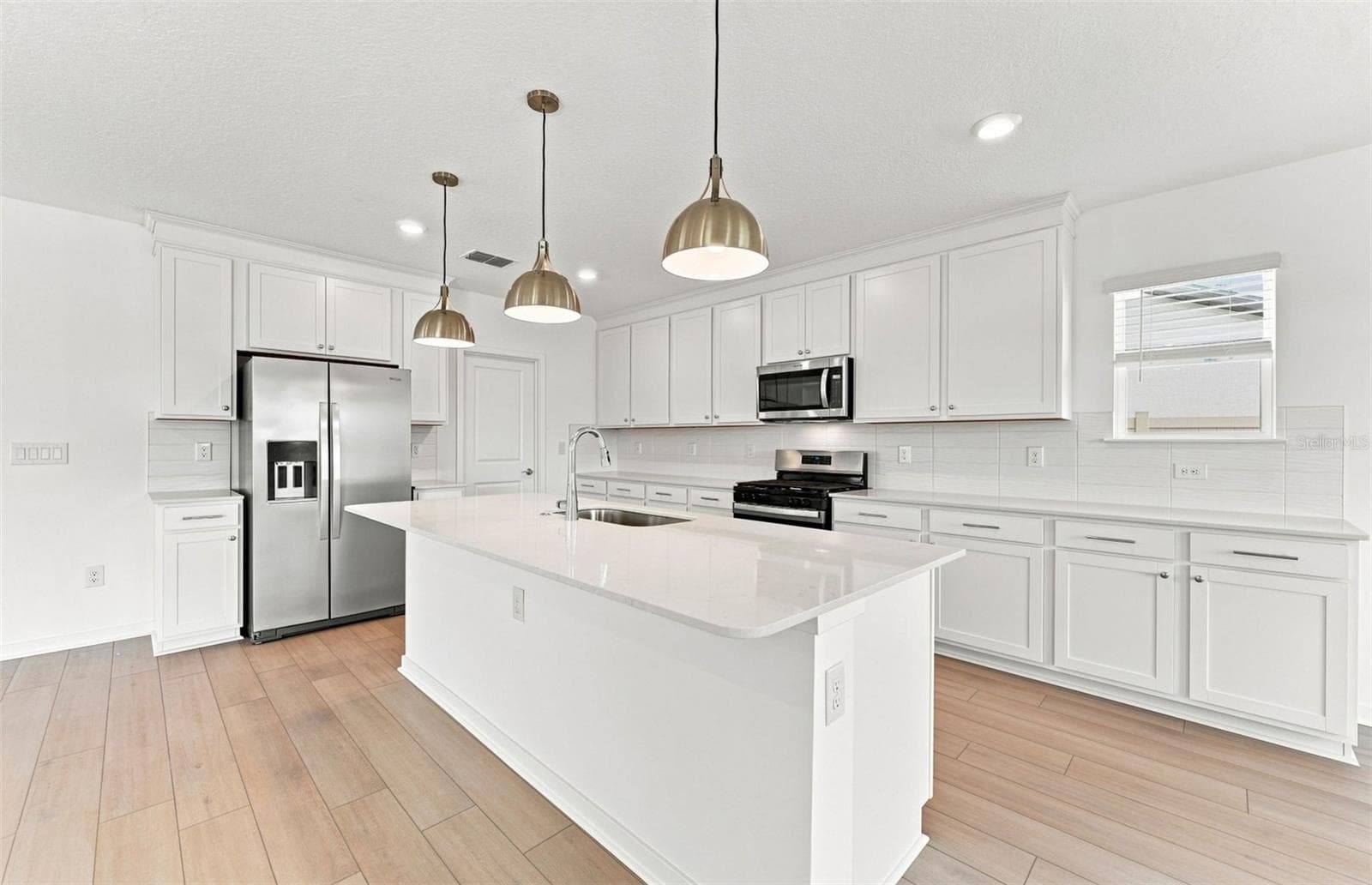 Stylish Kitchen - 36790 KISTNA DR, ZEPHYRHILLS
