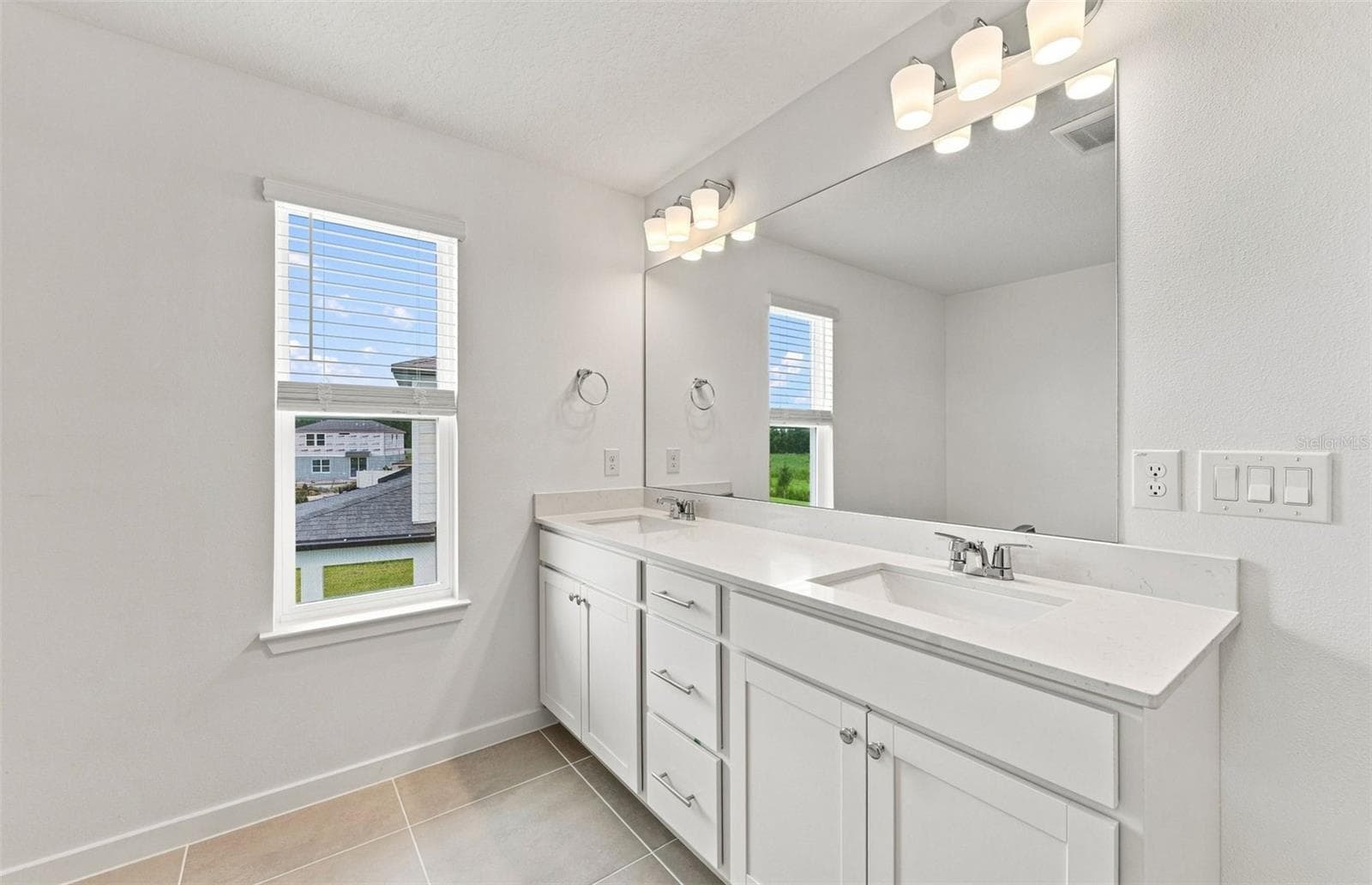 Owner's Bath w/Dual Sinks - 36790 KISTNA DR, ZEPHYRHILLS