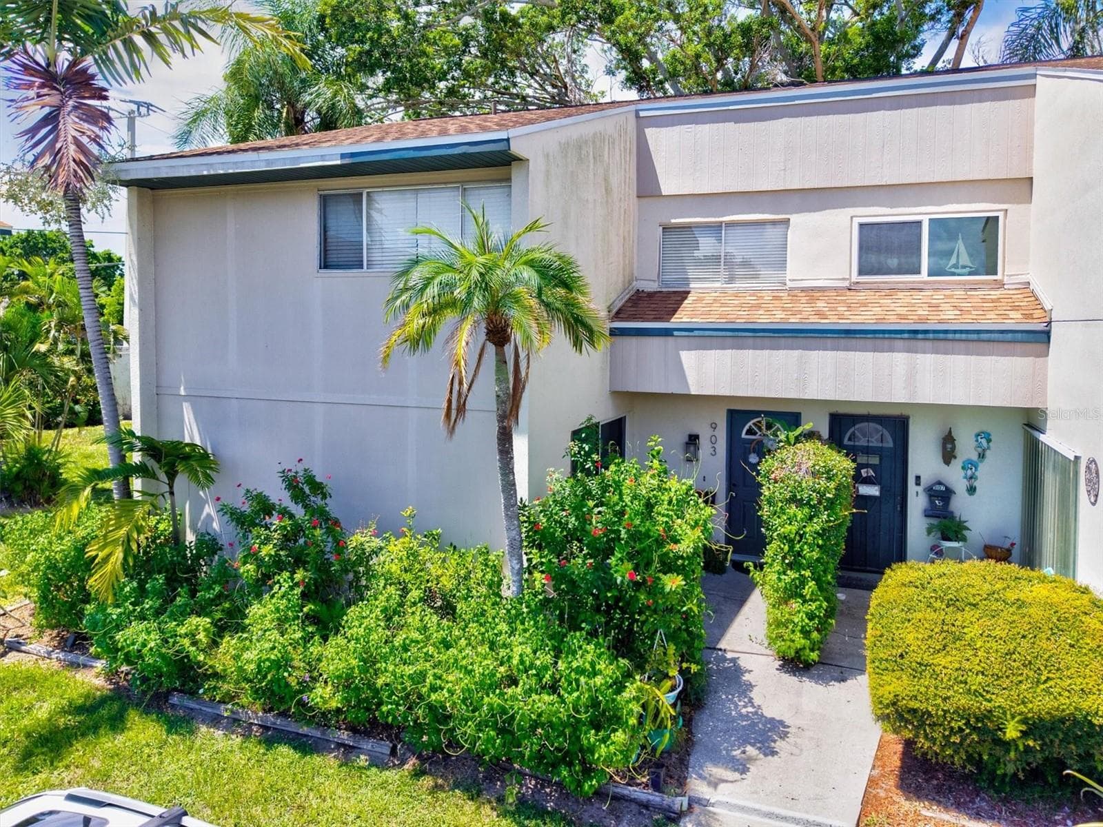 903 BYRON LN