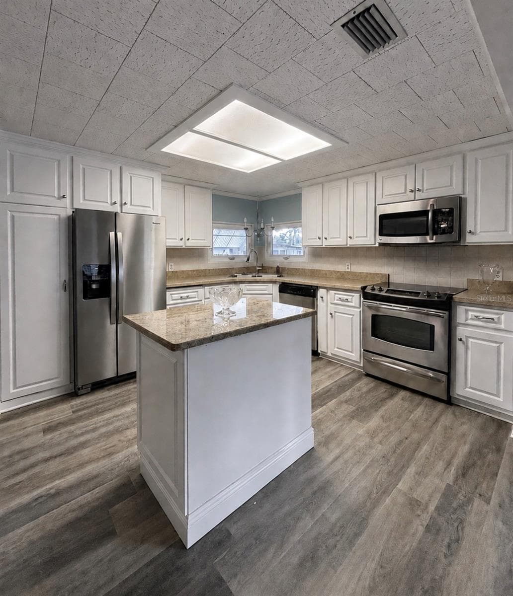Kitchen with island - 1100 BELCHER RD S #304, LARGO