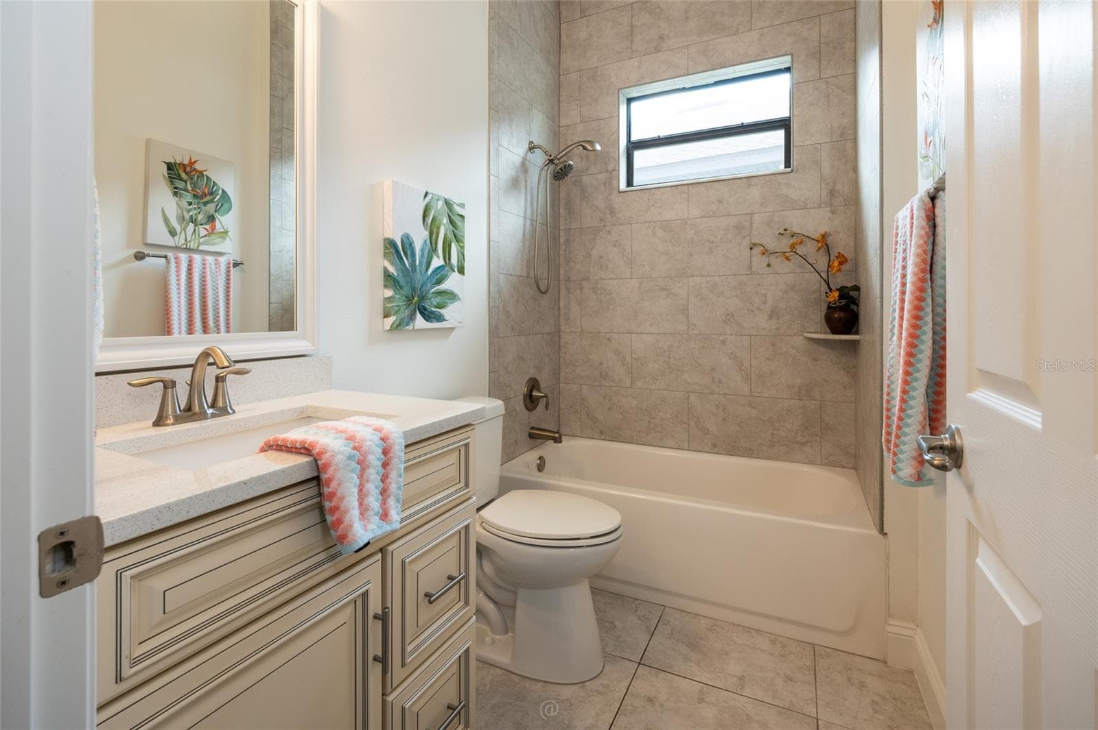 GUEST BATHROOM WITH FULL TUB - 59 GREEN CIR, PALM COAST