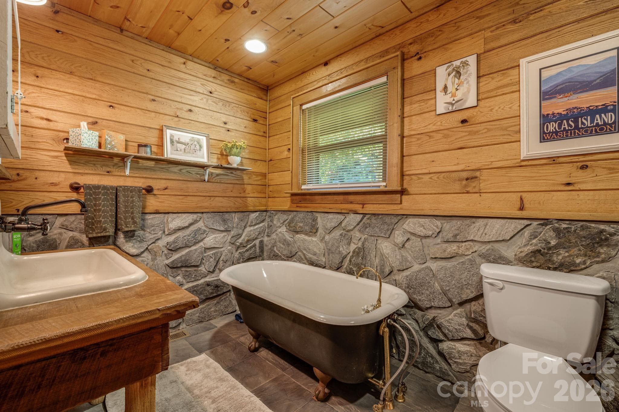 Guest bath - 146 Gentry Farm Drive, Hot Springs