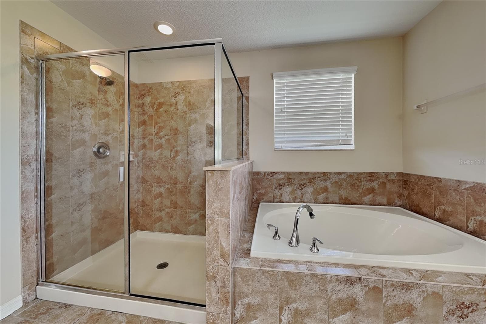 Single Family Residence at 9609 ROYAL FERN CT, TAMPA, photo 7 of 16