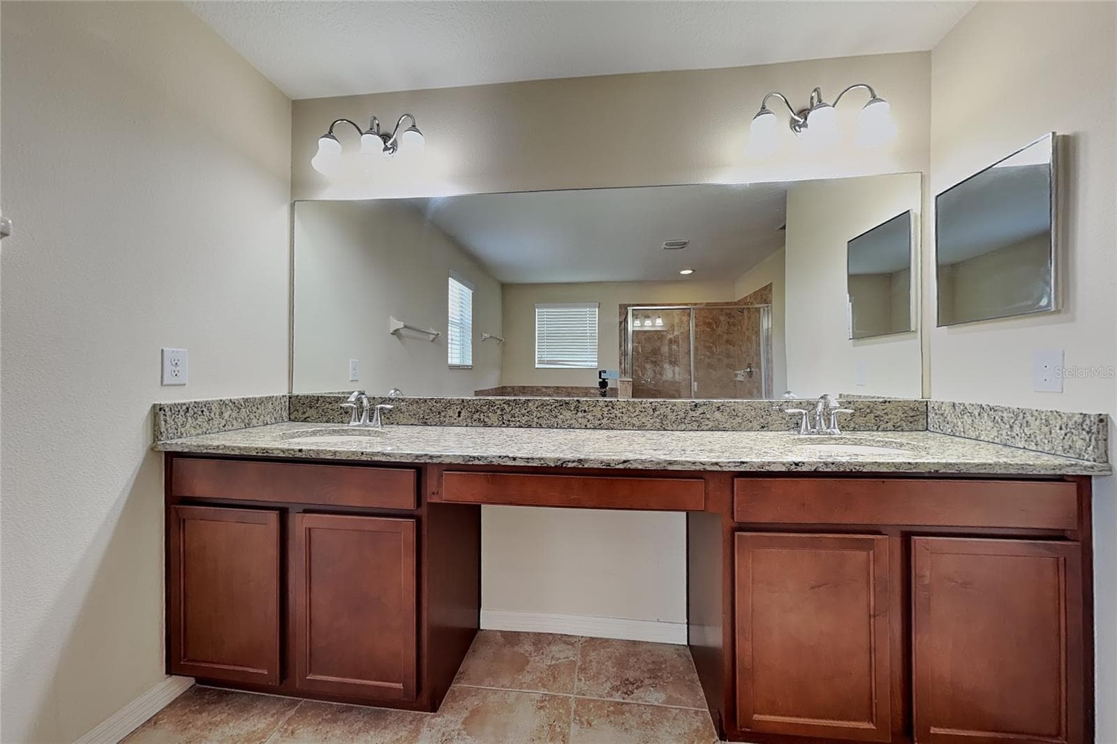 Single Family Residence at 9609 ROYAL FERN CT, TAMPA, photo 10 of 17