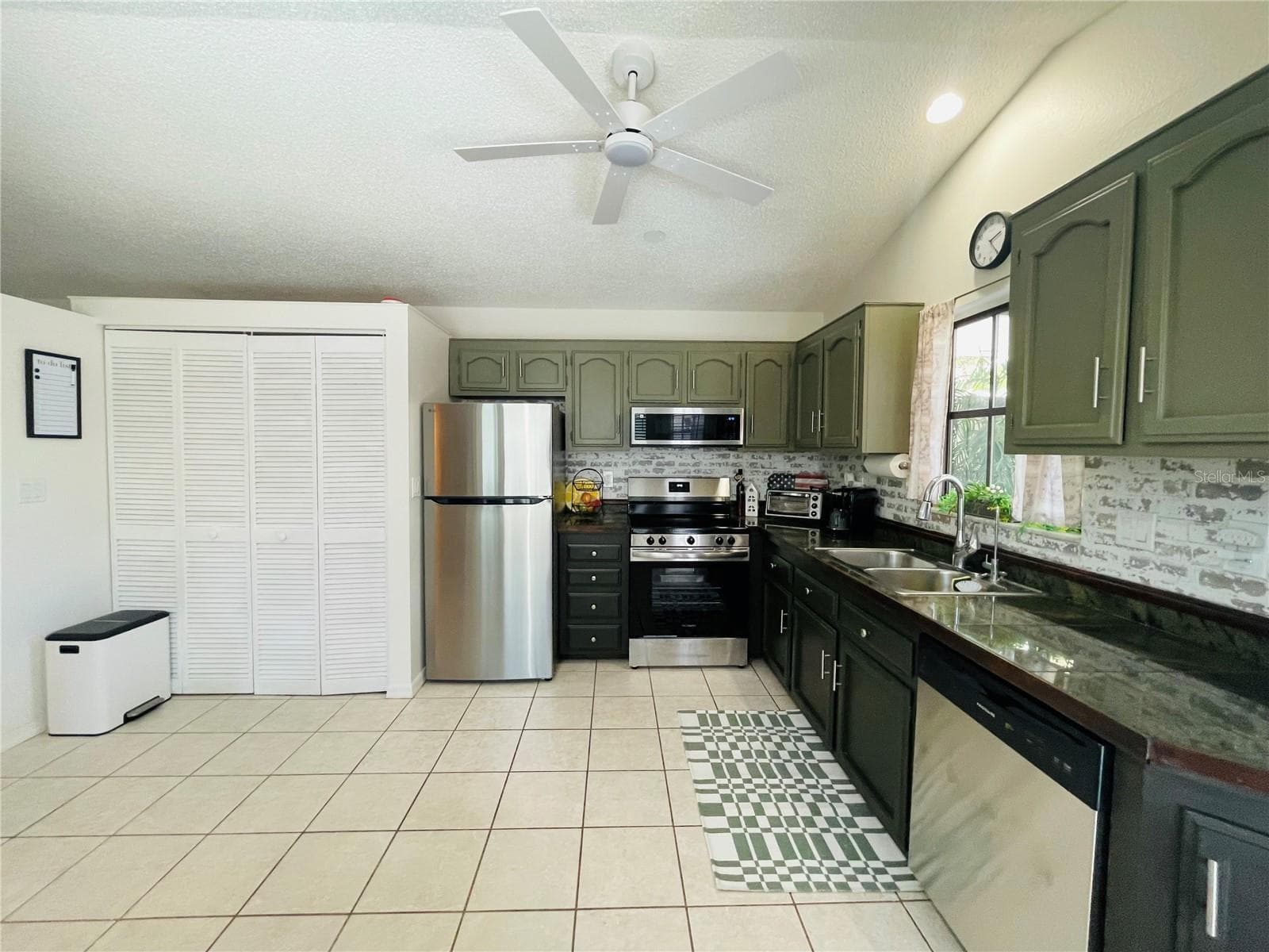 KITCHEN - 255 BOUNDARY BLVD #104, ROTONDA WEST