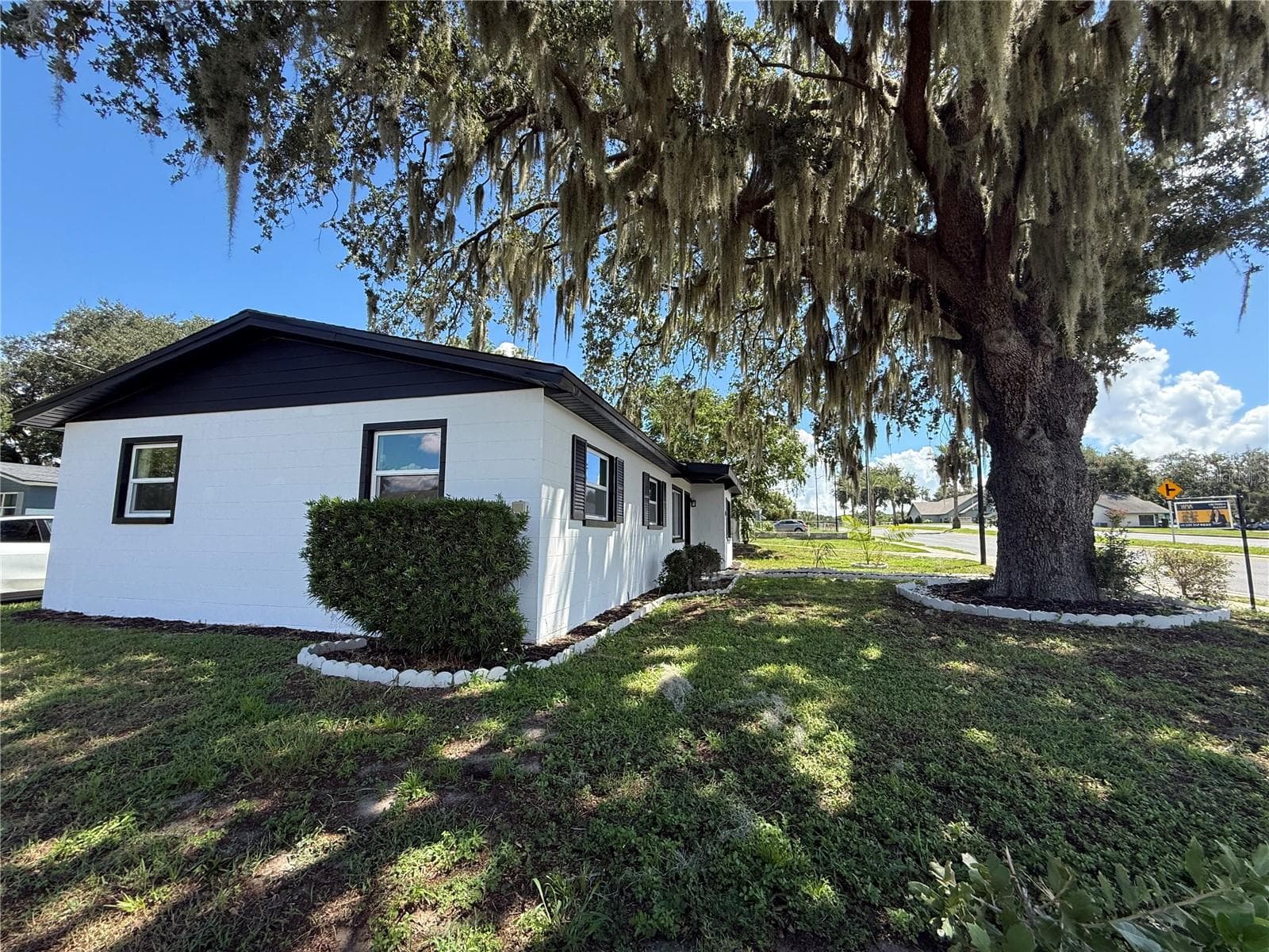 right side of the house - 1000 E DIXIE AVE, LEESBURG